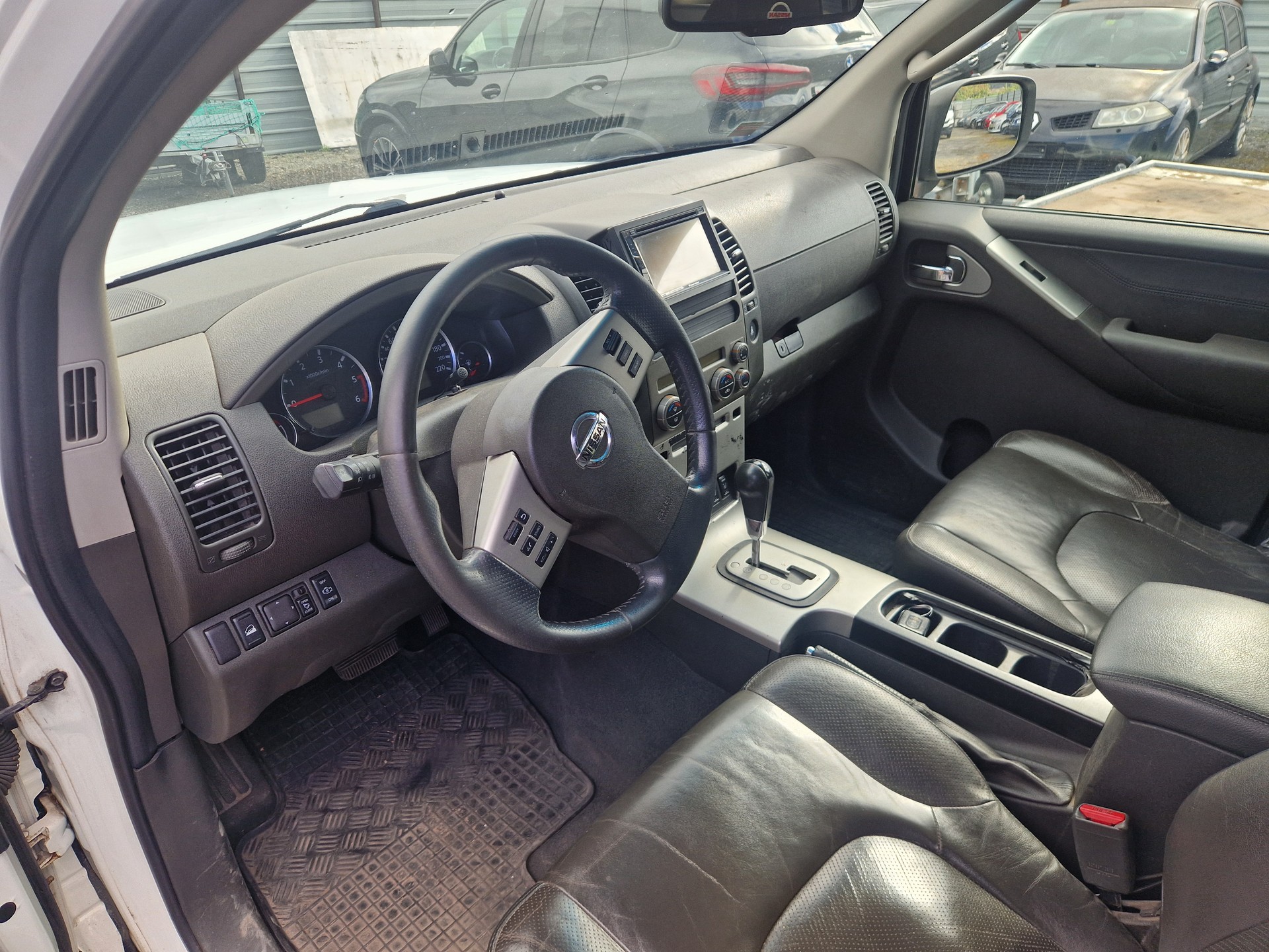 NISSAN Pathfinder 2.5 dCi Platinum Automatic-image-6