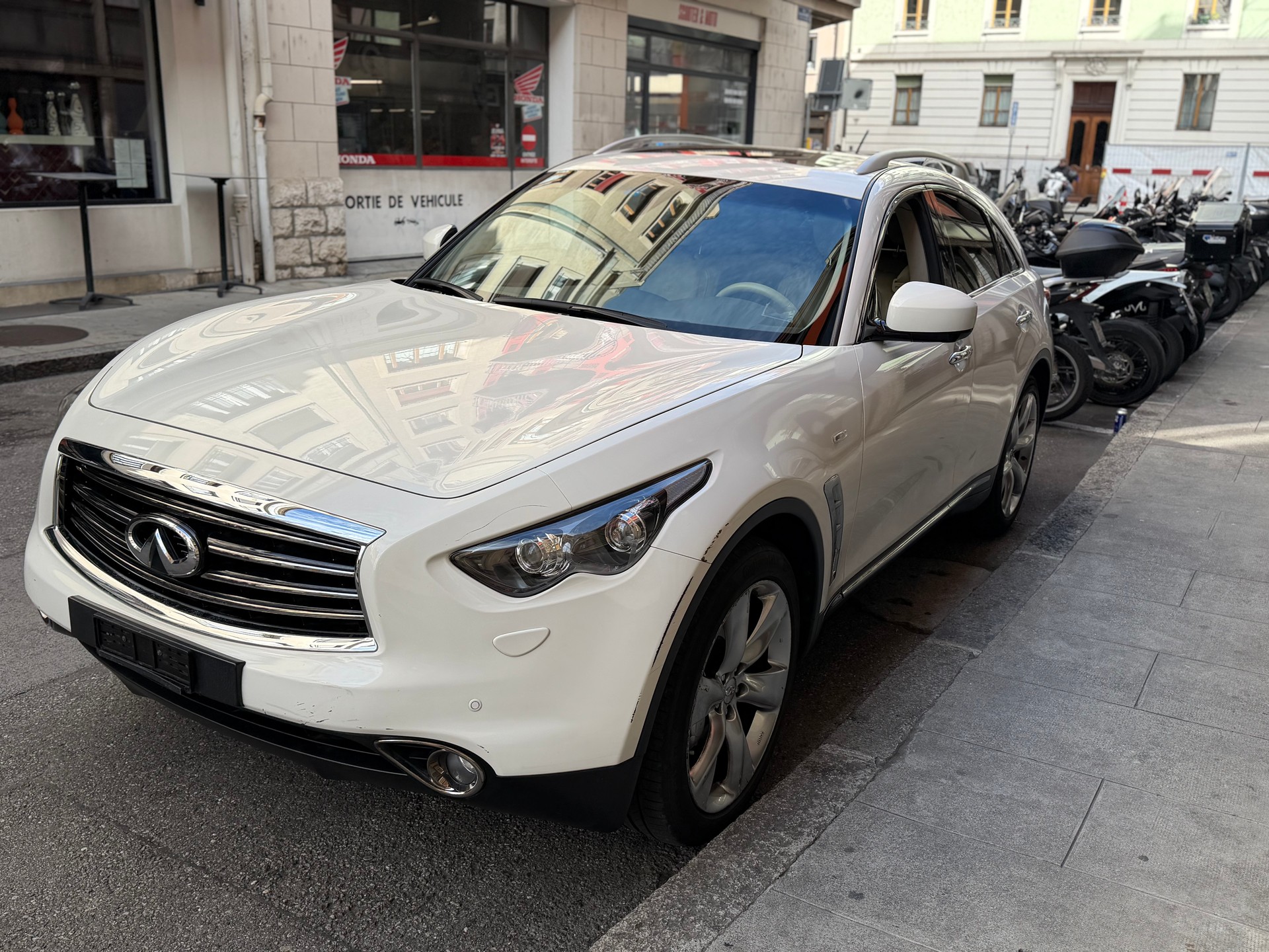 INFINITI FX30d GT Premium AWD Automatic-image-1