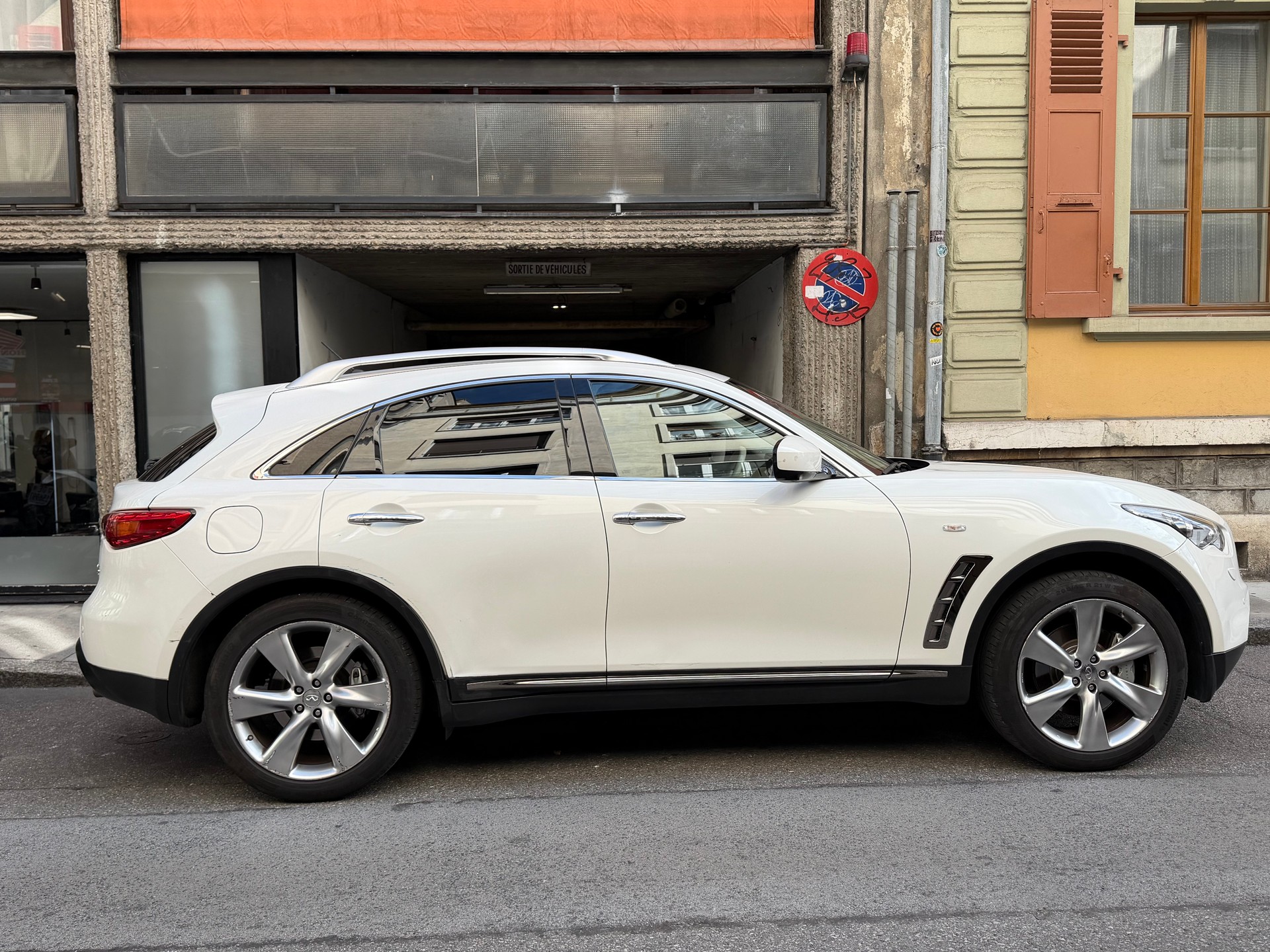 INFINITI FX30d GT Premium AWD Automatic-image-2