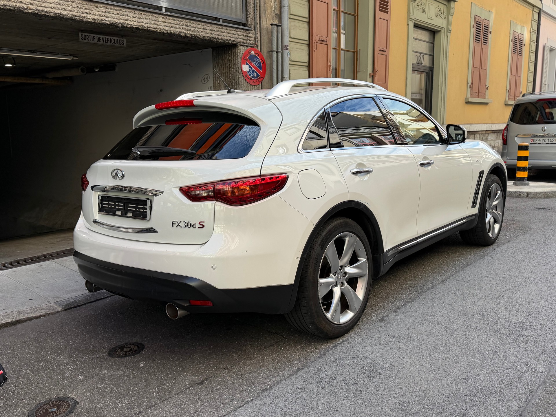 INFINITI FX30d GT Premium AWD Automatic-image-3