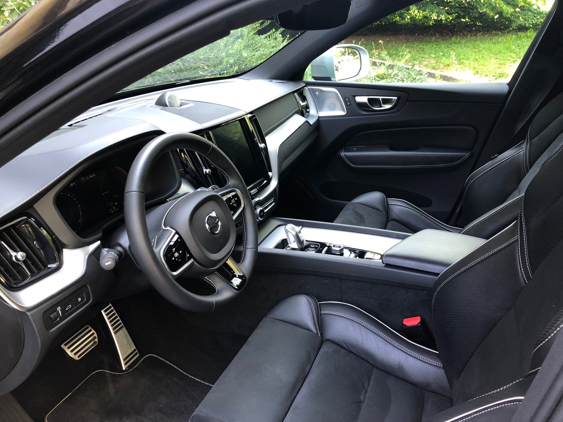 VOLVO XC60 T8 AWD R-Design Geartronic-image-2