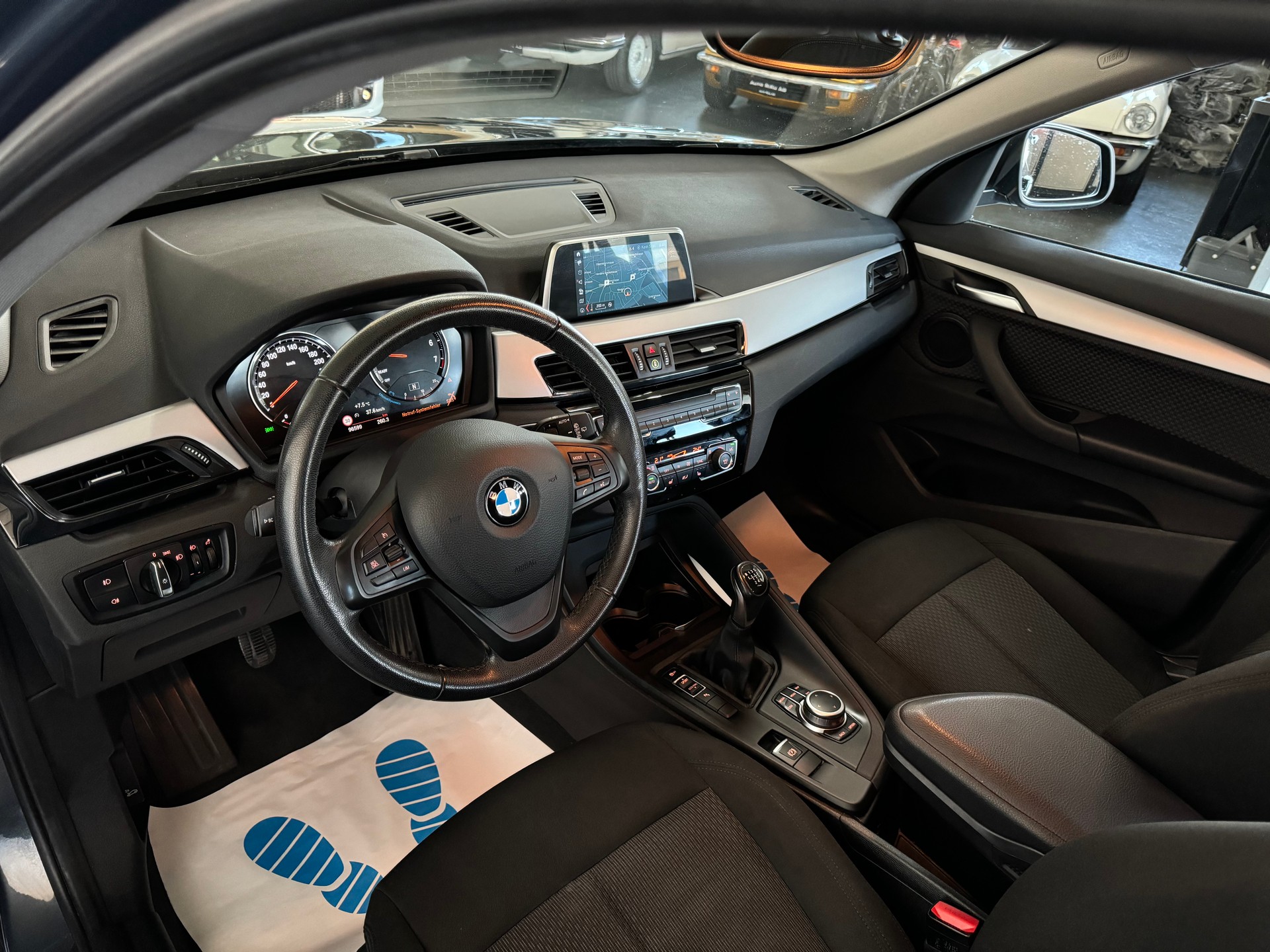 BMW X1 sDrive 18i Sport Line-image-12