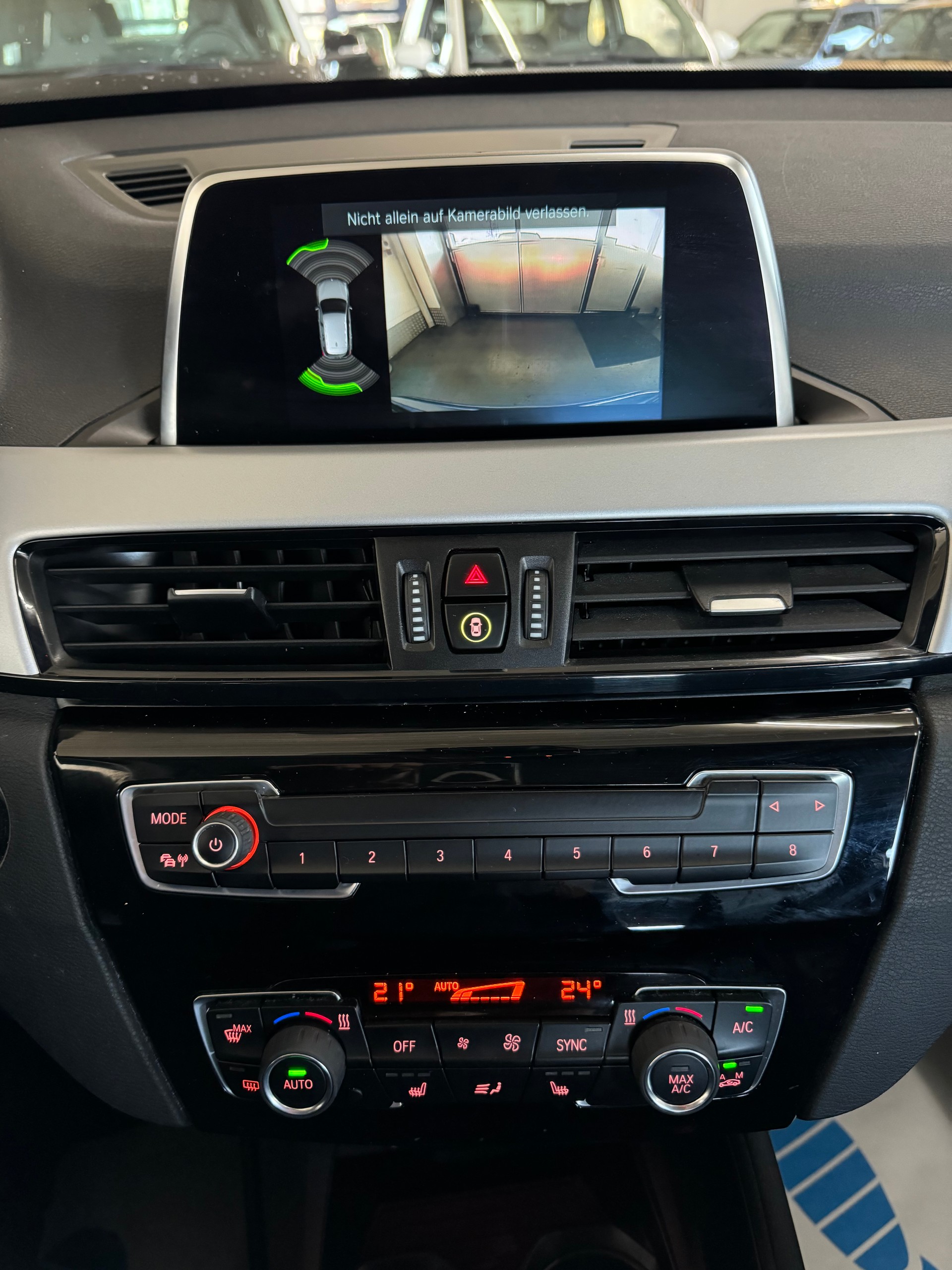 BMW X1 sDrive 18i Sport Line-image-16