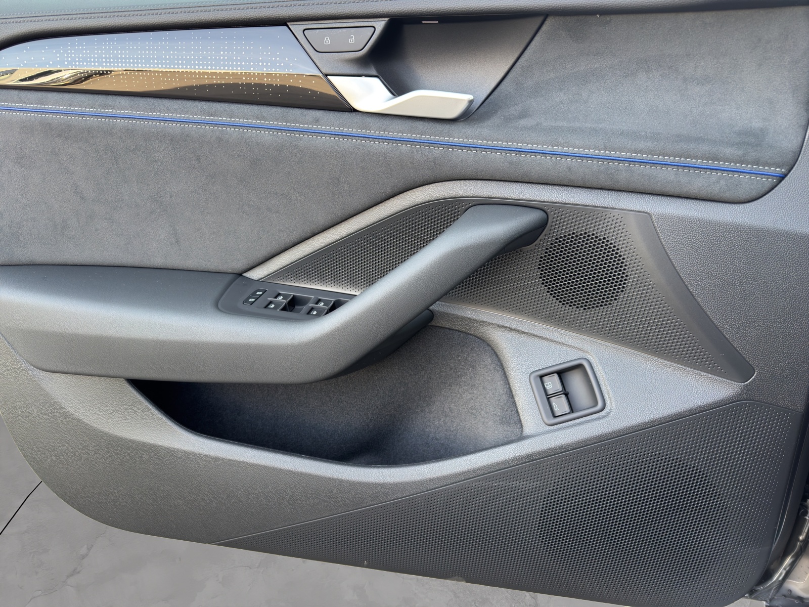 VW Passat Variant 1.5 TSI evo2 Plug-In- Hybrid R-Line DSG-image-7