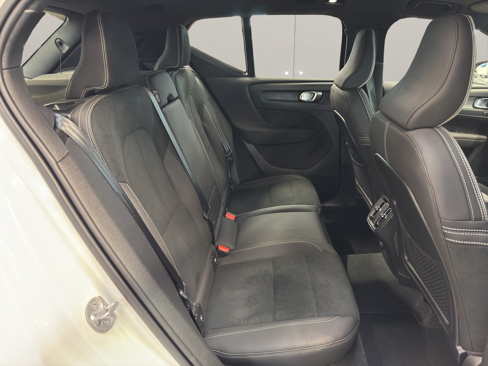 VOLVO XC40 2.0 B4 MH Ultimate Dark-image-8