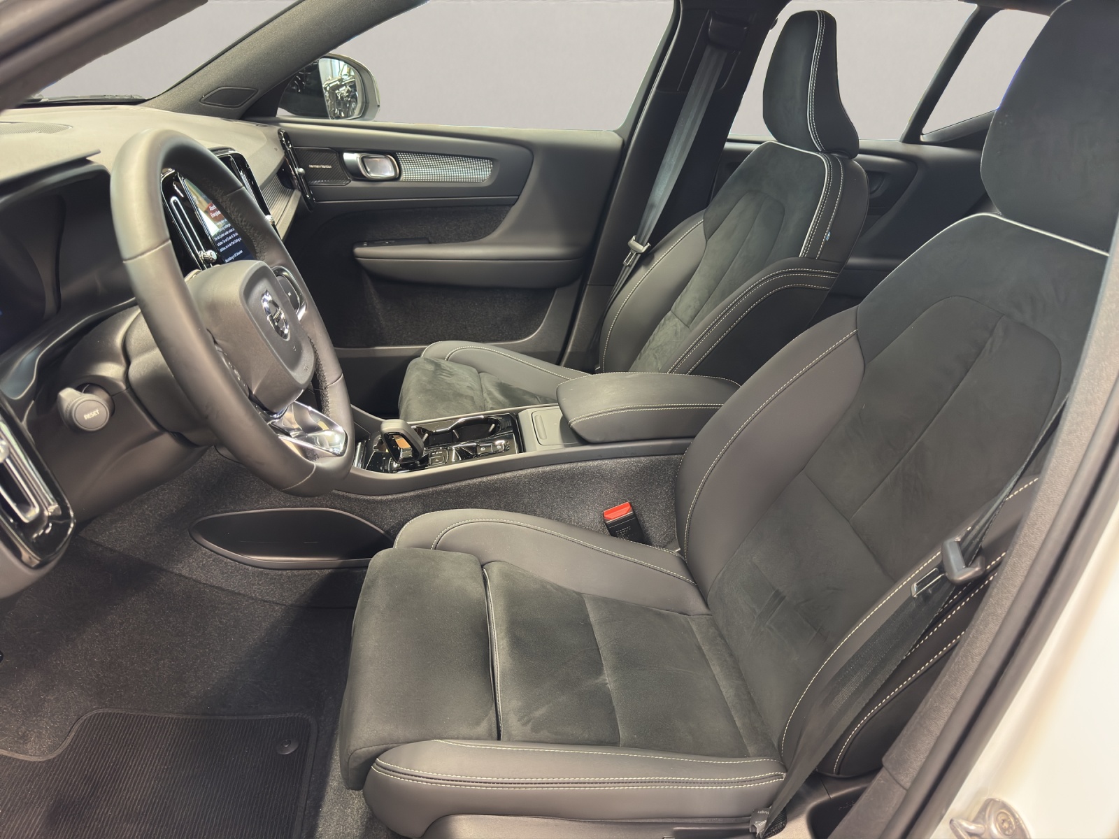 VOLVO XC40 2.0 B4 MH Ultimate Dark-image-14