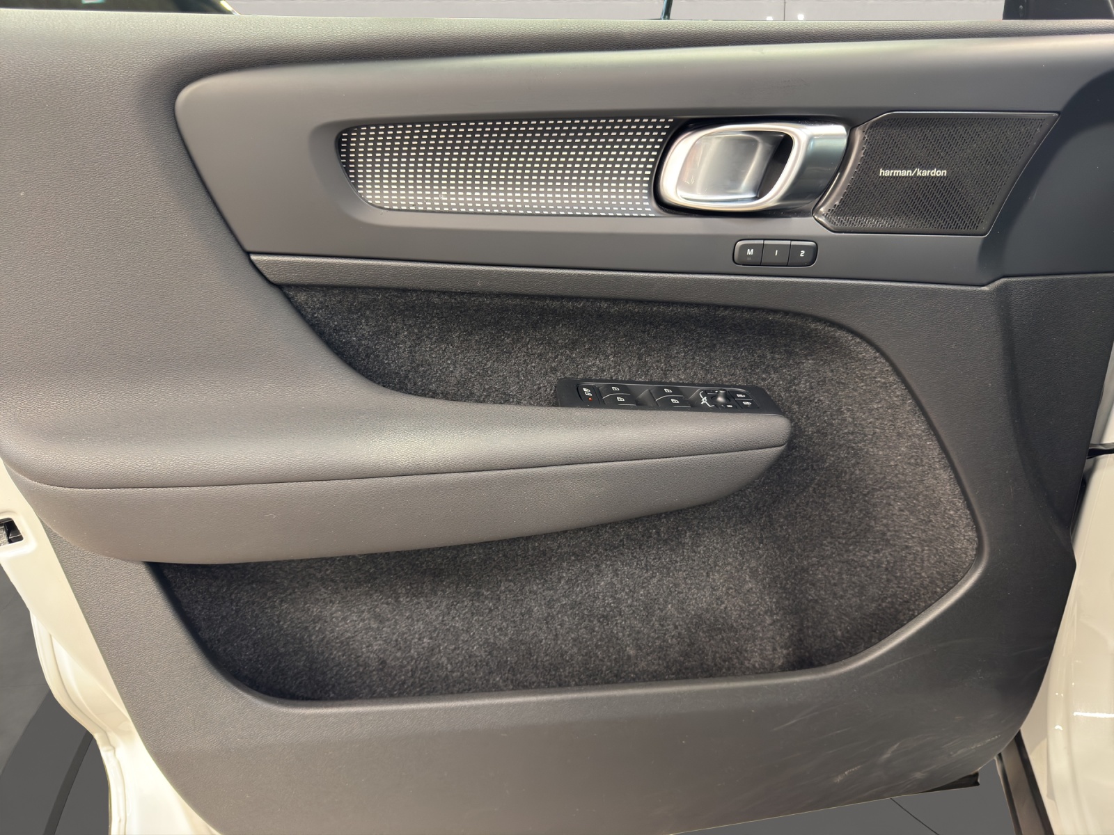 VOLVO XC40 2.0 B4 MH Ultimate Dark-image-13