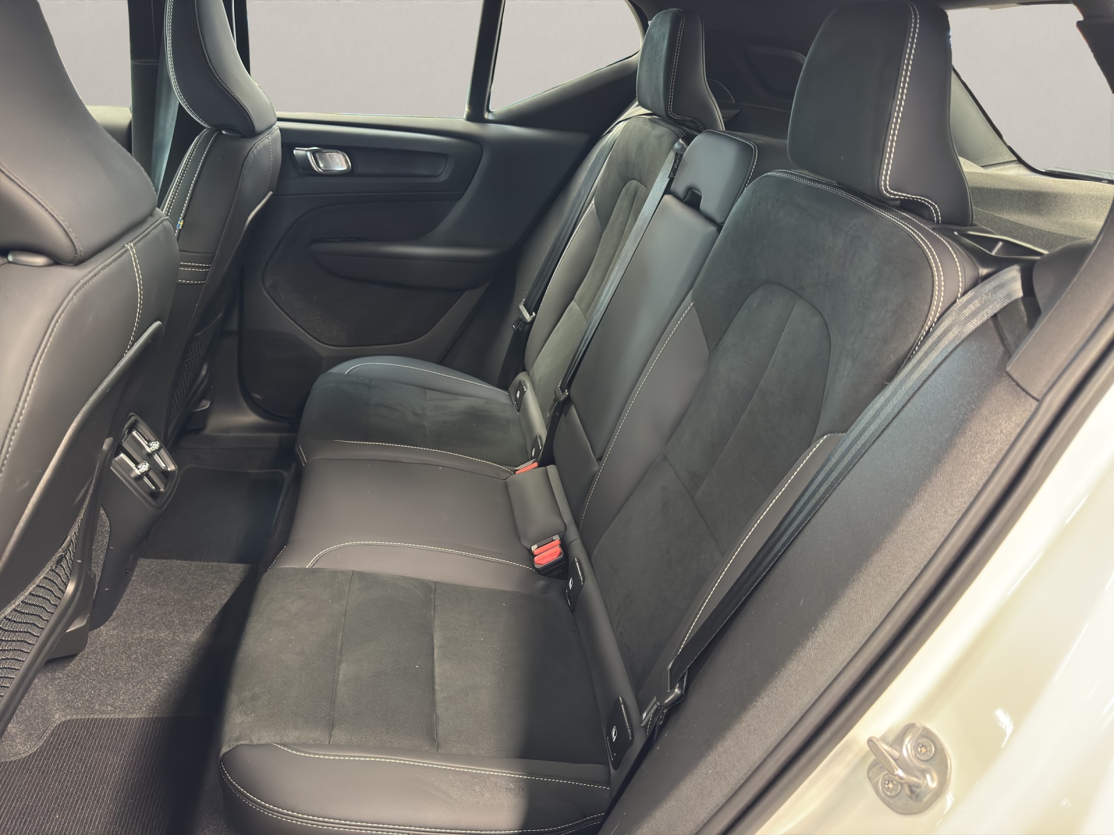 VOLVO XC40 2.0 B4 MH Ultimate Dark-image-9