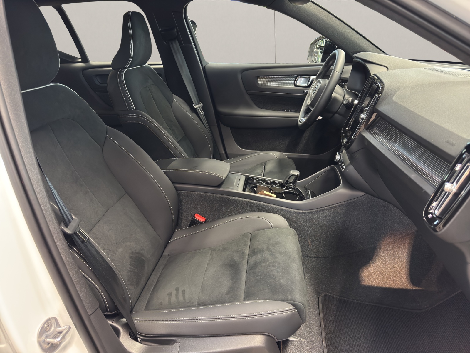VOLVO XC40 2.0 B4 MH Ultimate Dark-image-11