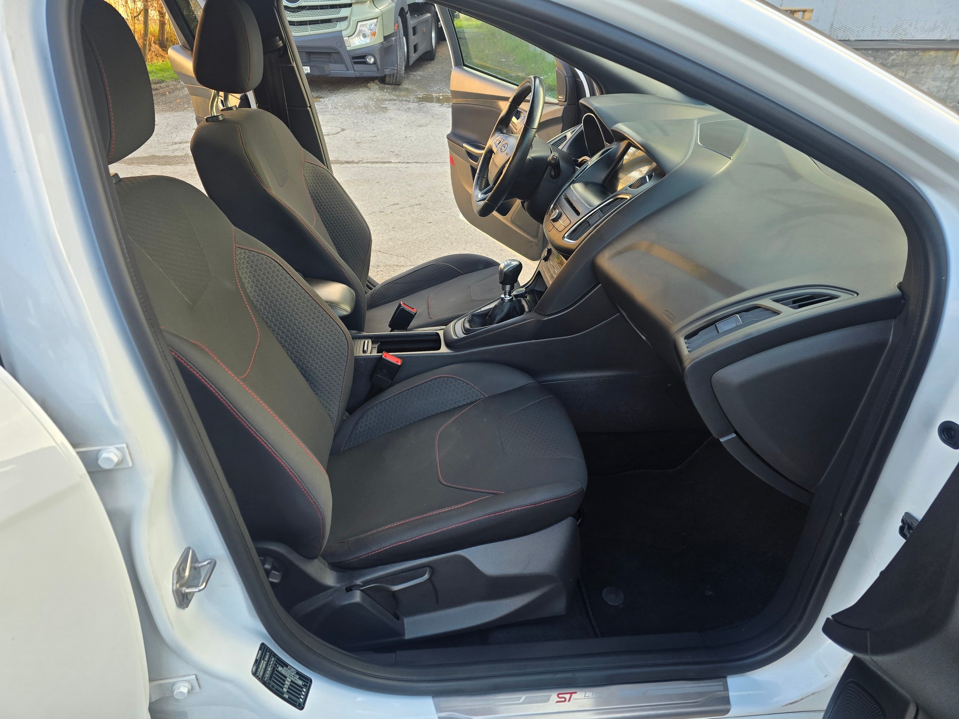 FORD Focus 1.5 SCTi ST Line-image-12