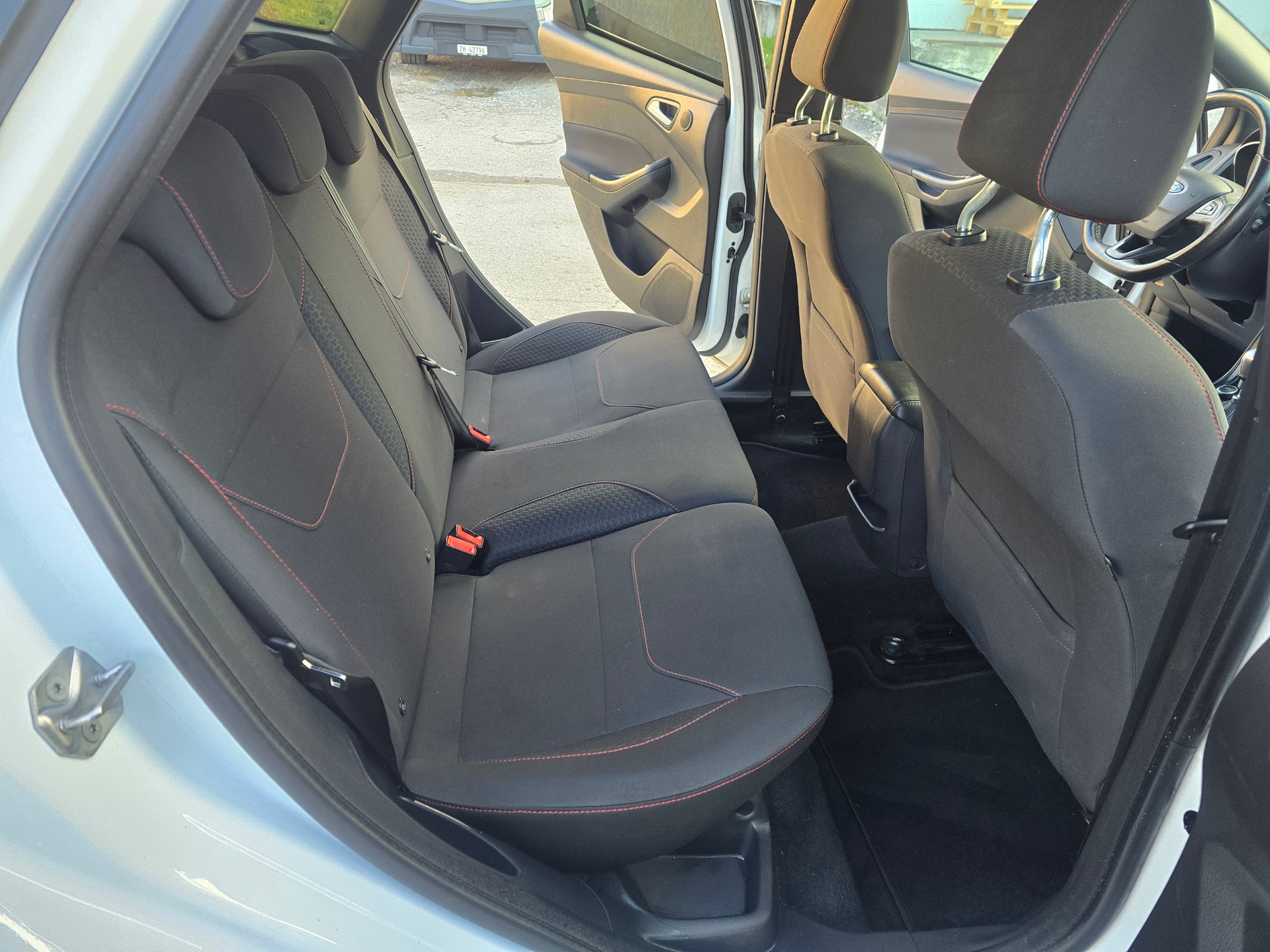 FORD Focus 1.5 SCTi ST Line-image-13