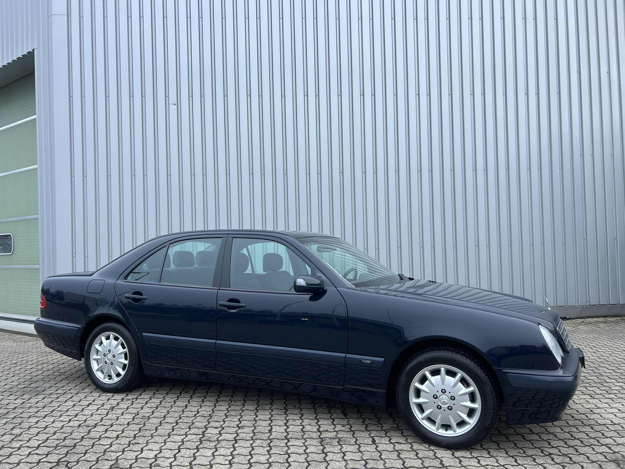 MERCEDES-BENZ E 200 Kompressor Classic — slika 1