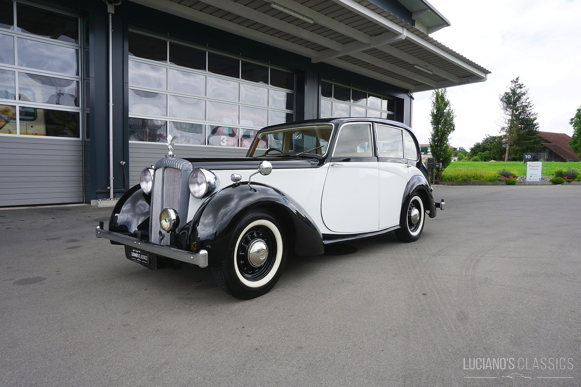 DAIMLER DB 18 Saloon-showroom-element-1