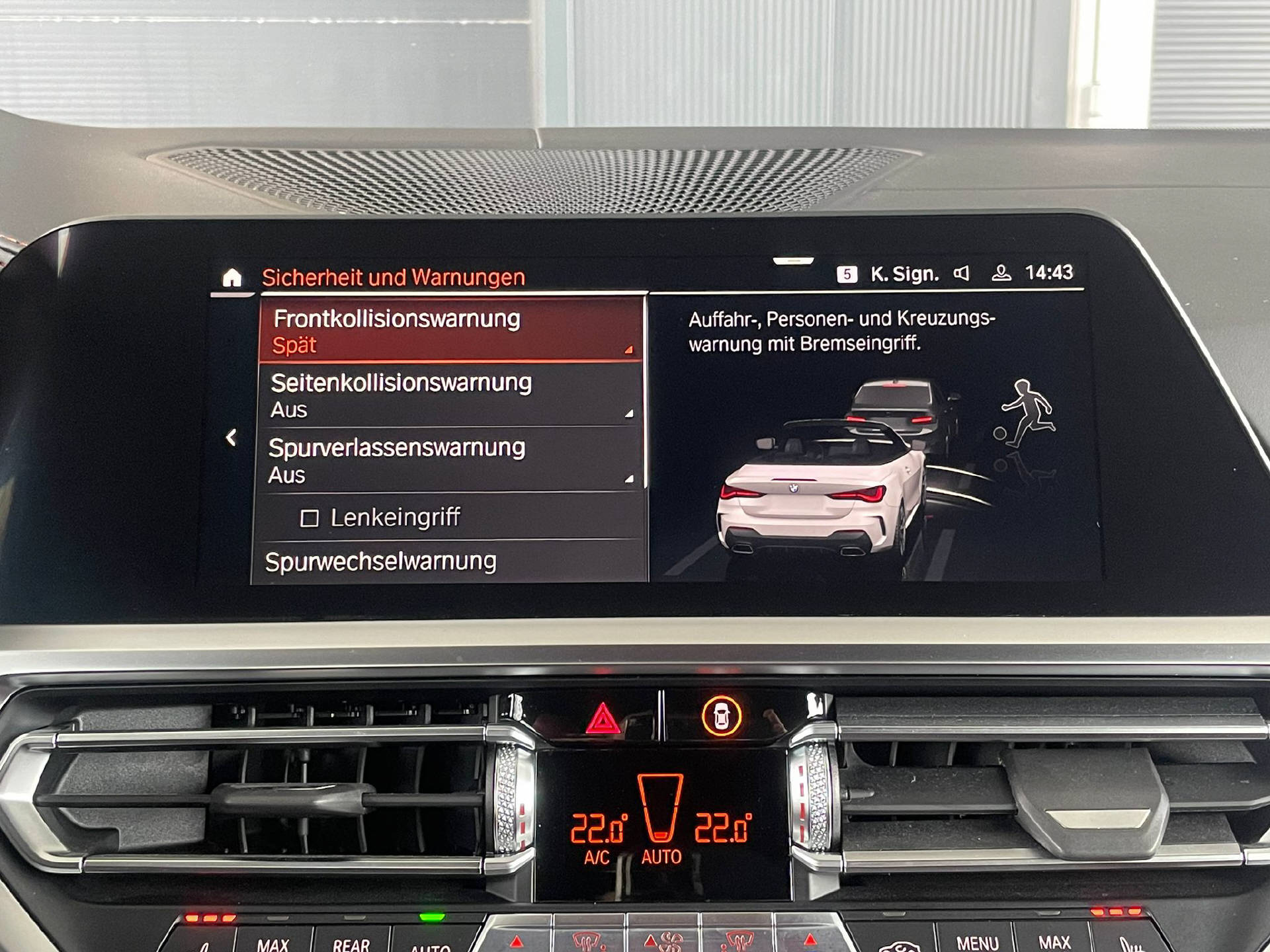 BMW M440i xDrive Cabrio-image-13
