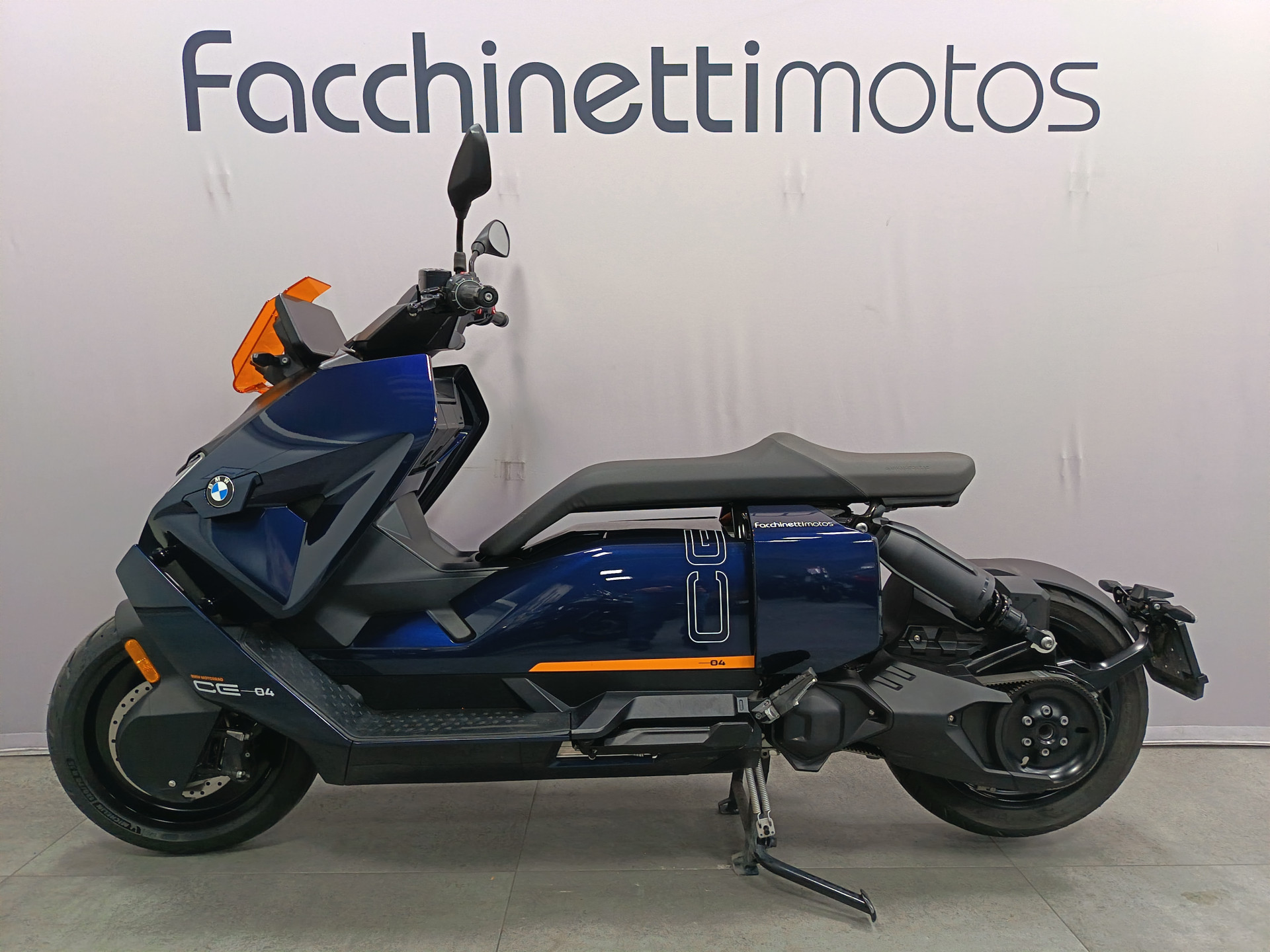BMW CE 04 Avantgarde *** Leasing 3.9% ***-showroom-element-3