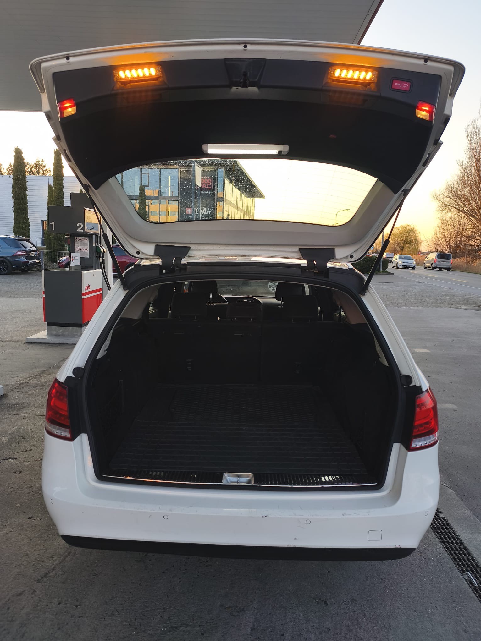 MERCEDES-BENZ E 350 BlueTEC Avantgarde 4Matic 7G-Tronic-image-13