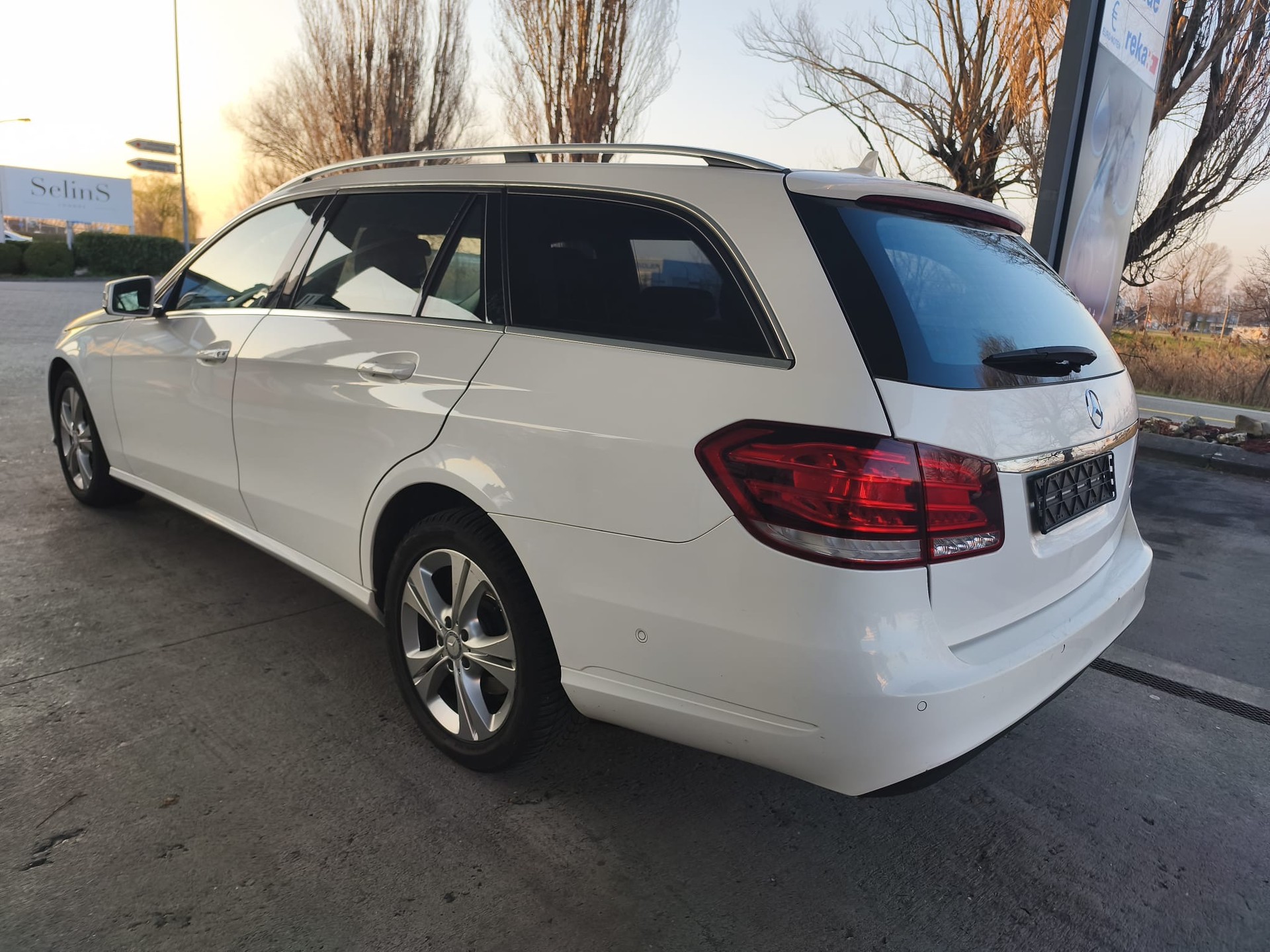 MERCEDES-BENZ E 350 BlueTEC Avantgarde 4Matic 7G-Tronic-image-3