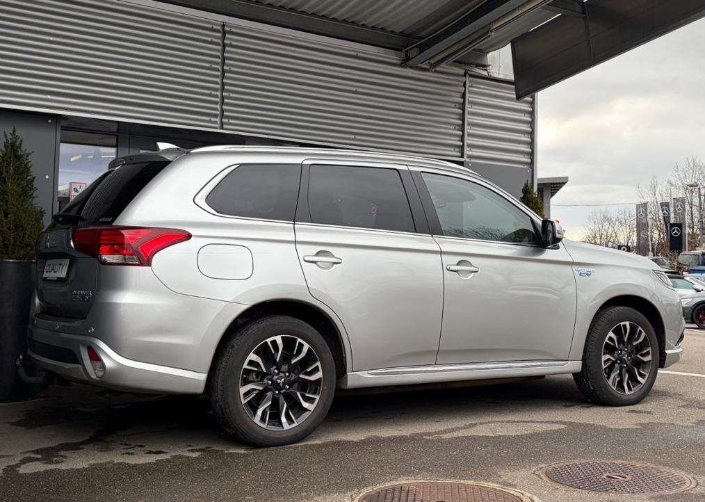 MITSUBISHI Outlander 2.0 PHEV Diamond 4WD Automatic-image-2