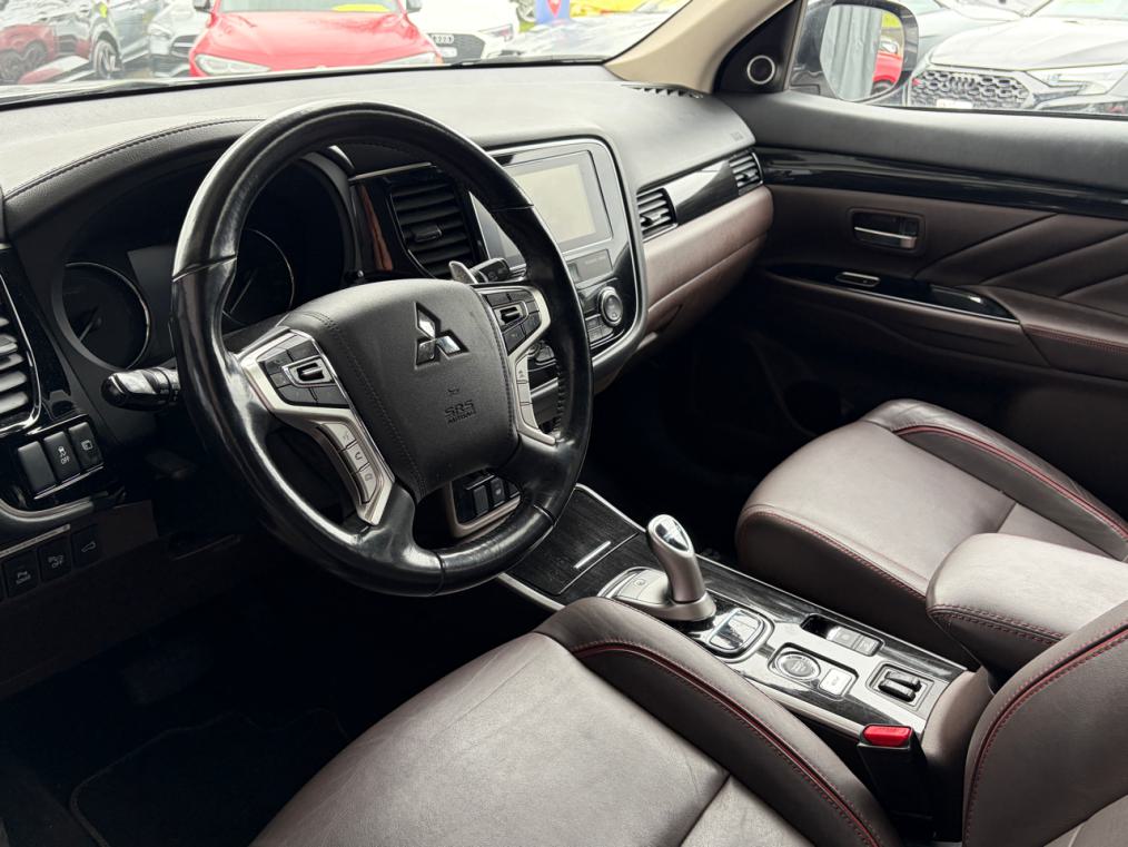 MITSUBISHI Outlander 2.0 PHEV Diamond 4WD Automatic-image-4