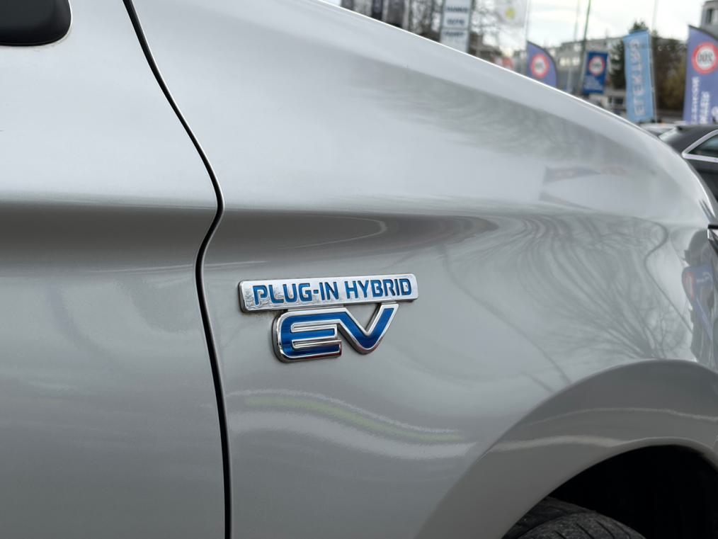 MITSUBISHI Outlander 2.0 PHEV Diamond 4WD Automatic-image-3