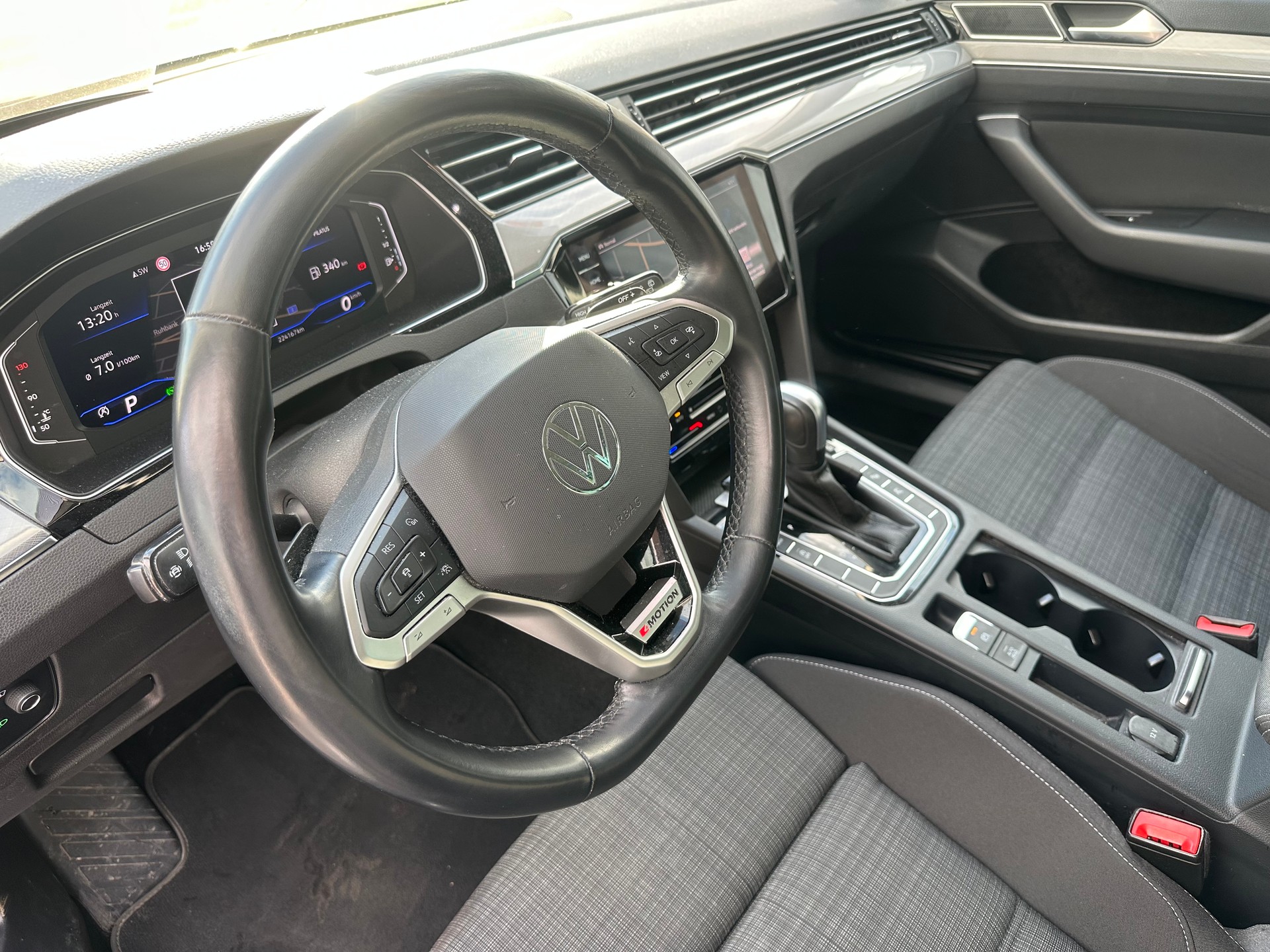 VW Passat 2.0 TDI BMT Elegance 4Motion DSG-image-9