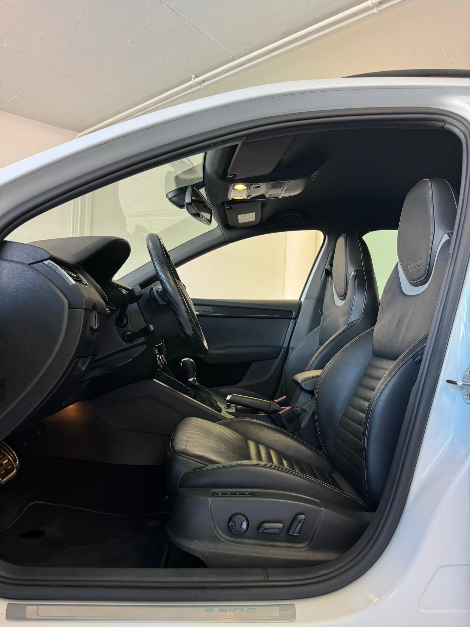 SKODA Octavia Combi 2.0 TDI RS 4x4 DSG-image-4
