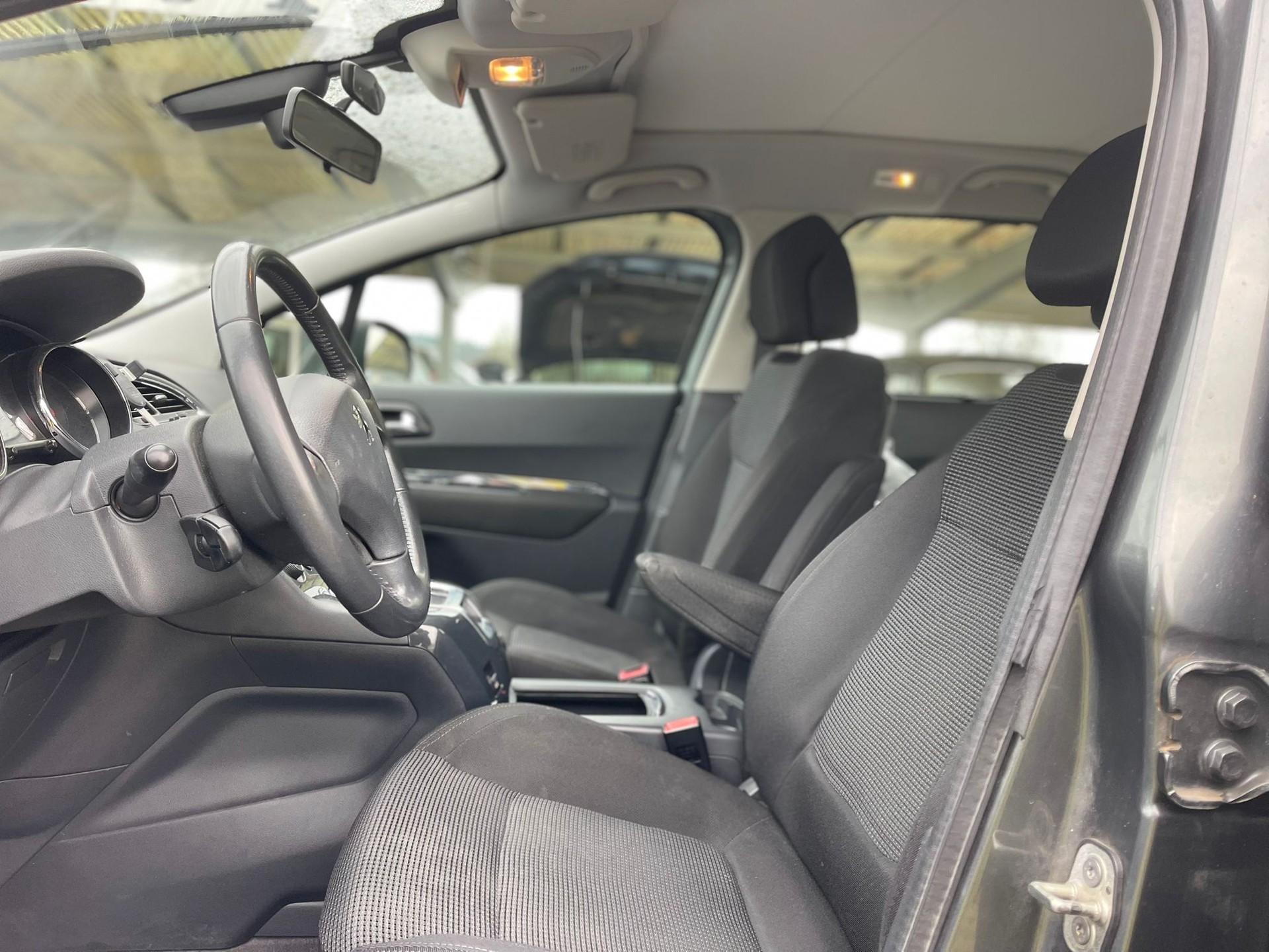 PEUGEOT 5008 2.0 HDI Business Automatic-image-9