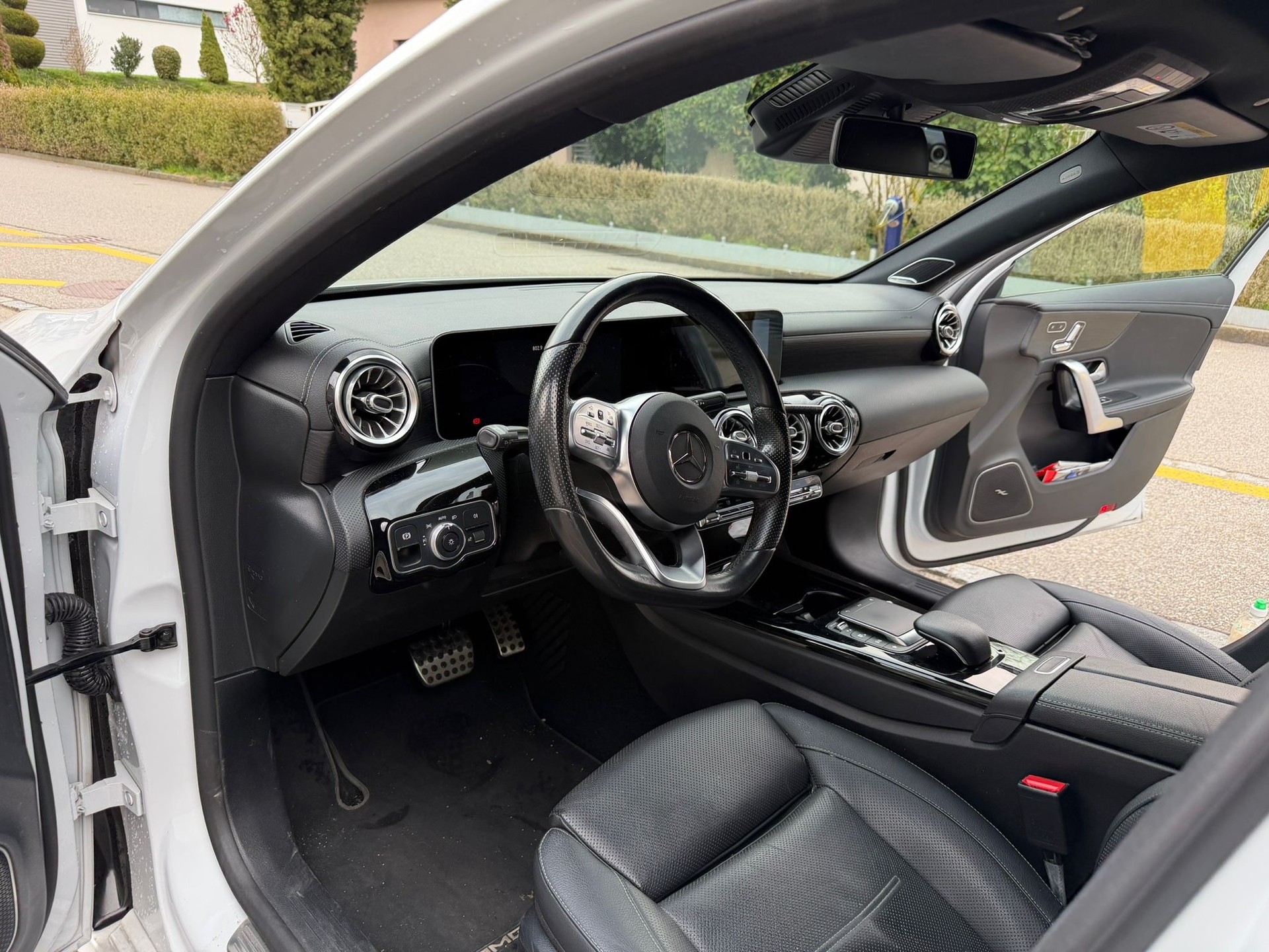 MERCEDES-BENZ A 220 d AMG Line 8G-DCT-image-1