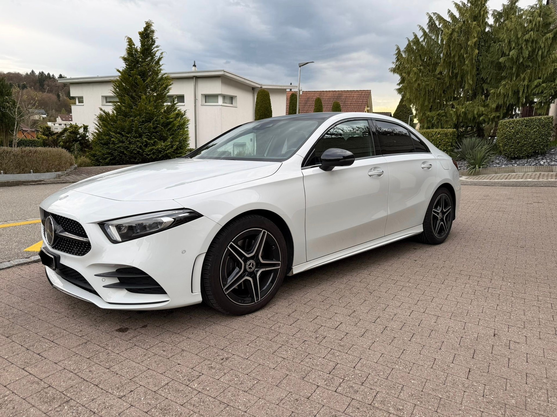 MERCEDES-BENZ A 220 d AMG Line 8G-DCT-image-2