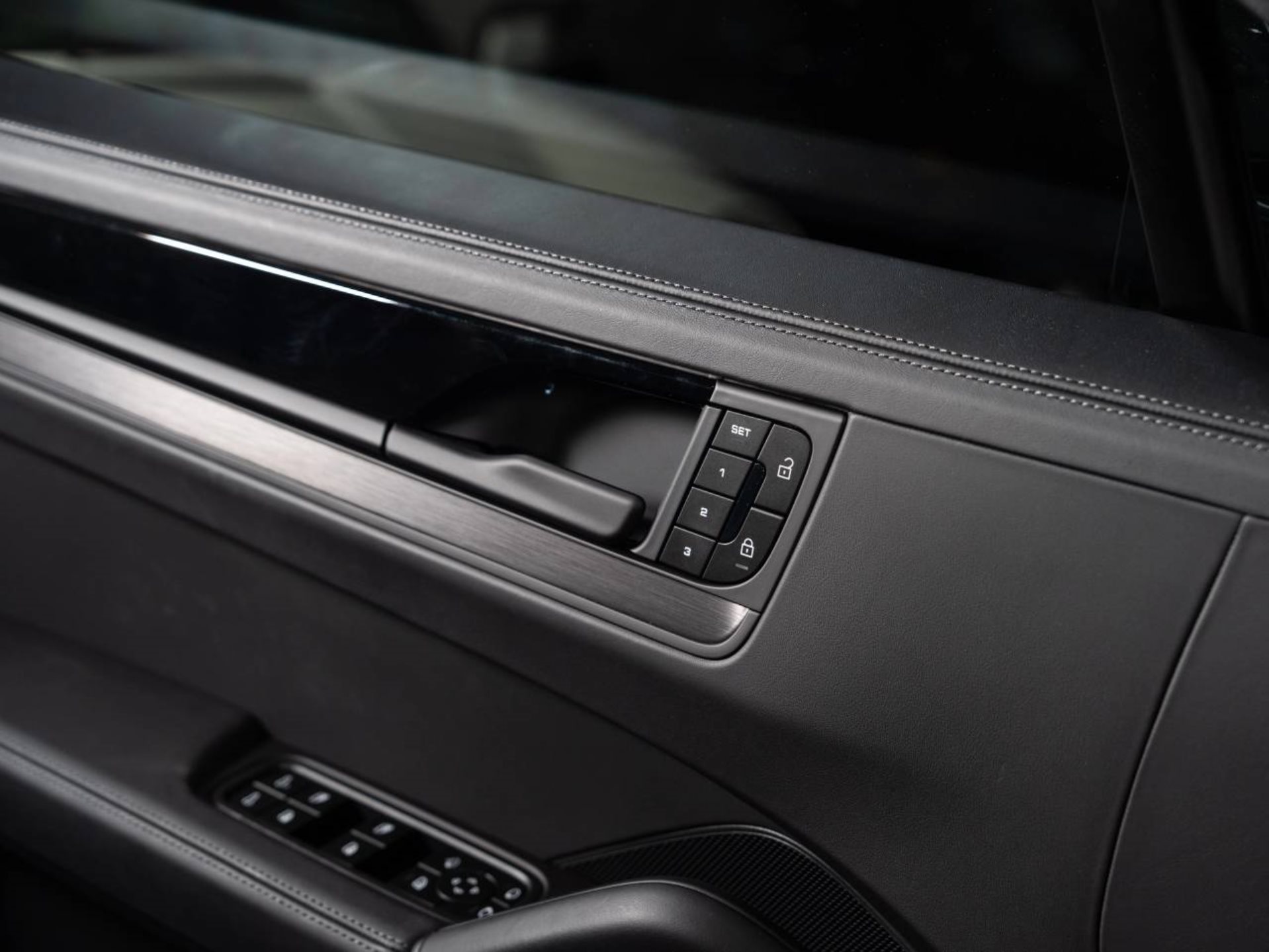 PORSCHE Cayenne Coupé Black Edition-image-15