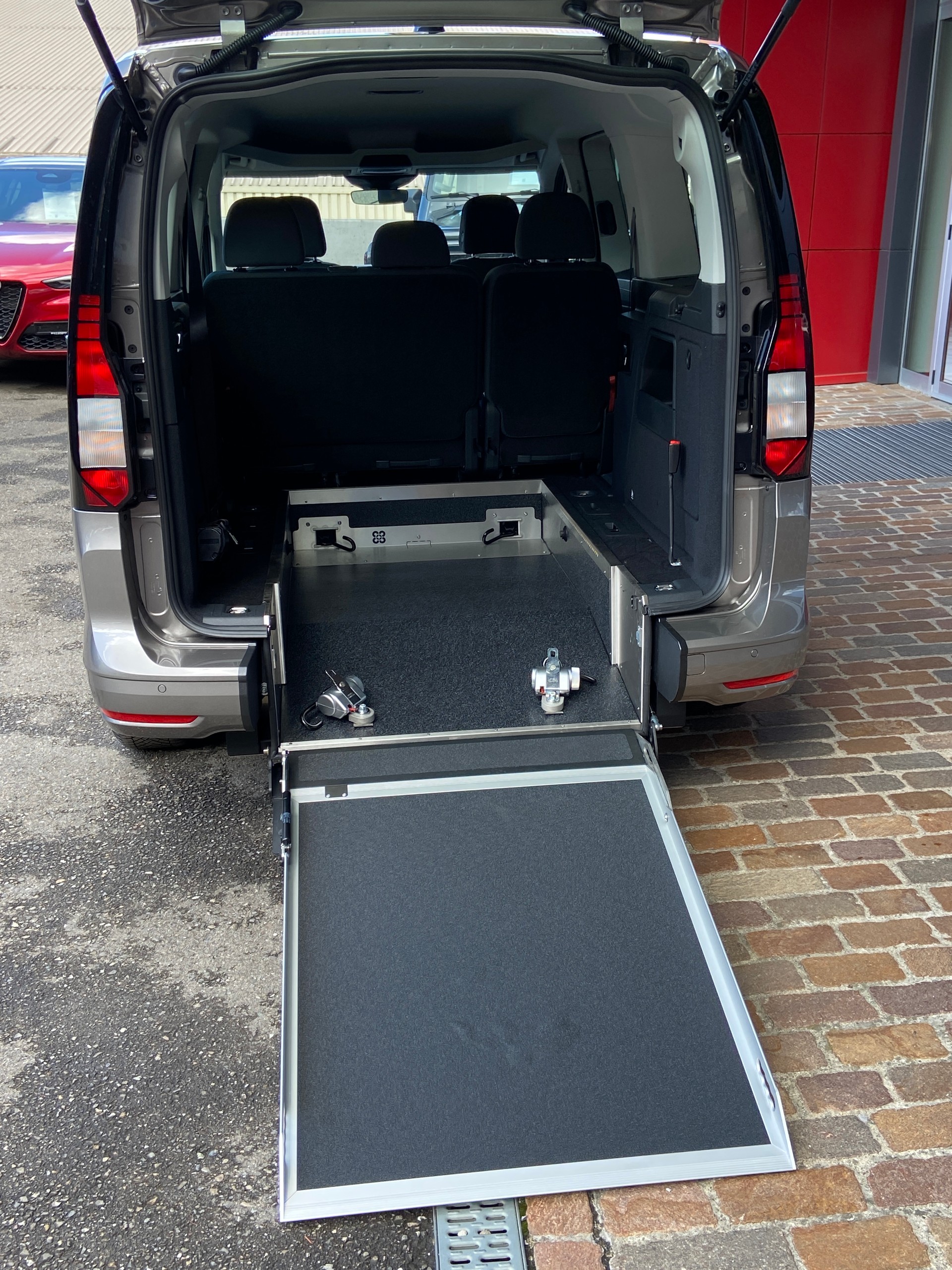 VW Caddy Maxi Kombi 2.0 TDi DSG Rollstuhltransport 5+1 Plätze-image-16