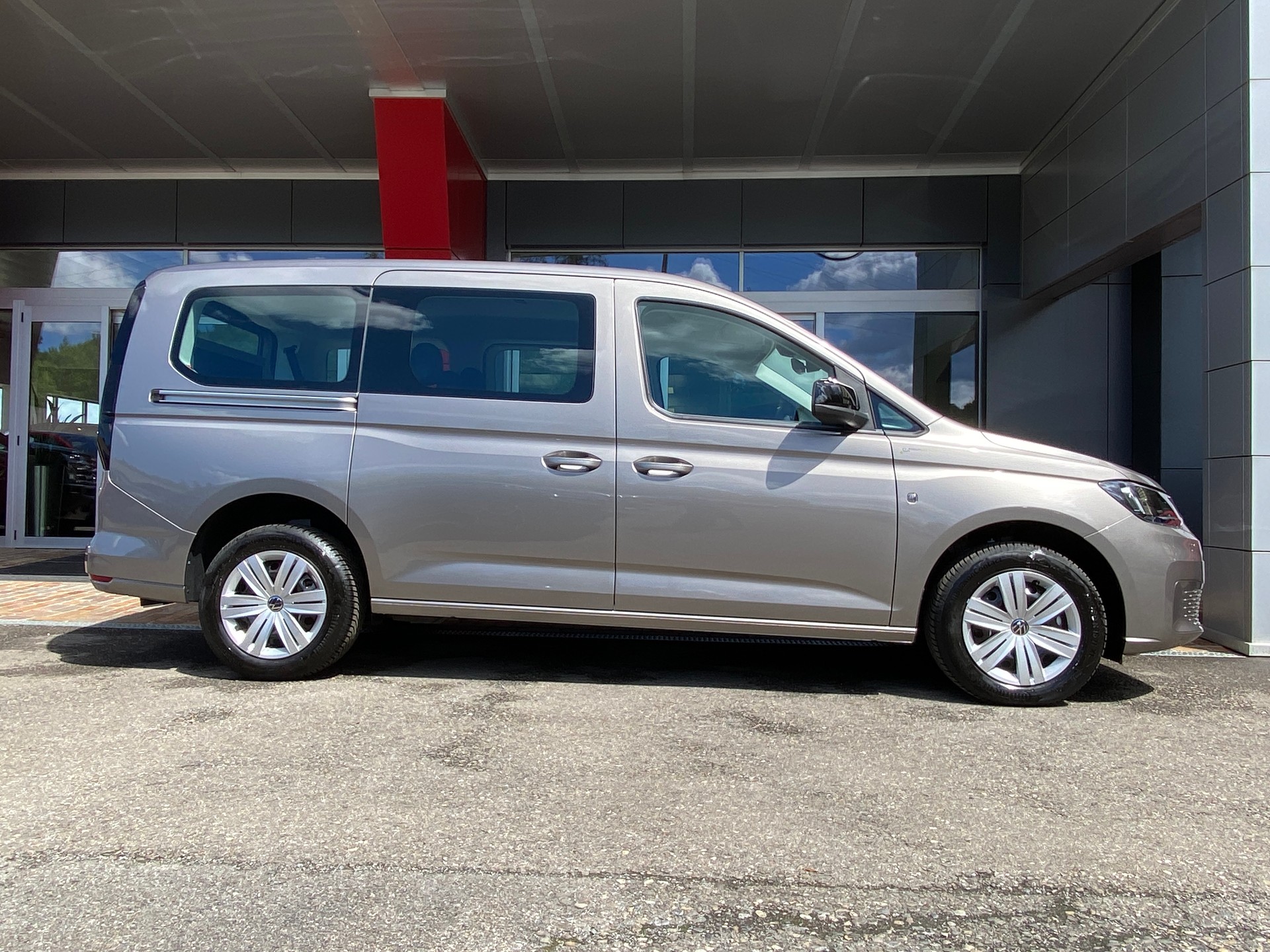 VW Caddy Maxi Kombi 2.0 TDi DSG Rollstuhltransport 5+1 Plätze-image-13