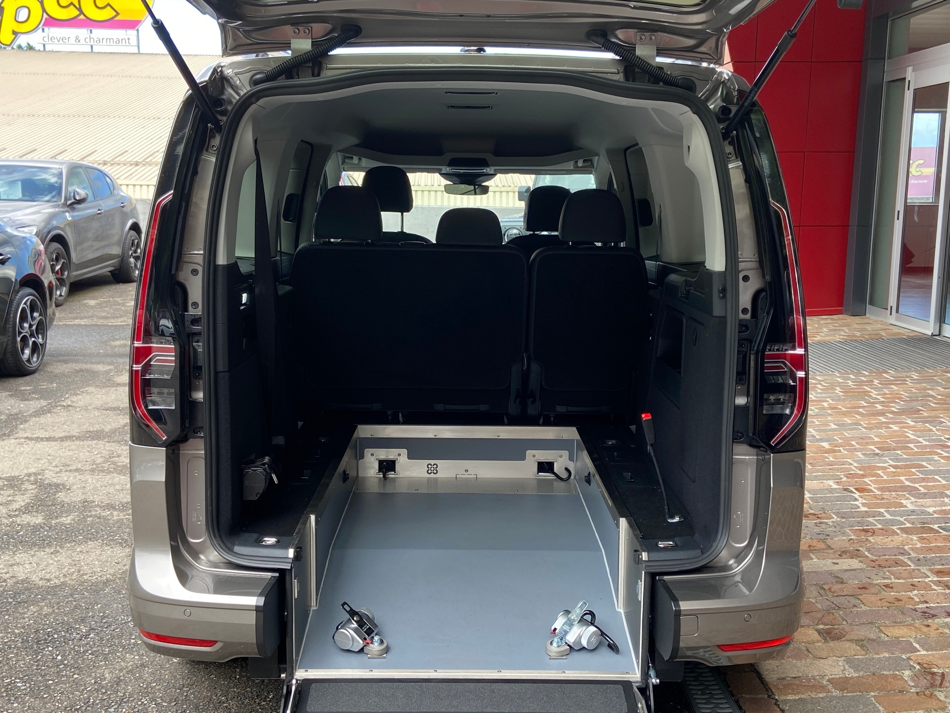 VW Caddy Maxi Kombi 2.0 TDi DSG Rollstuhltransport 5+1 Plätze-image-17