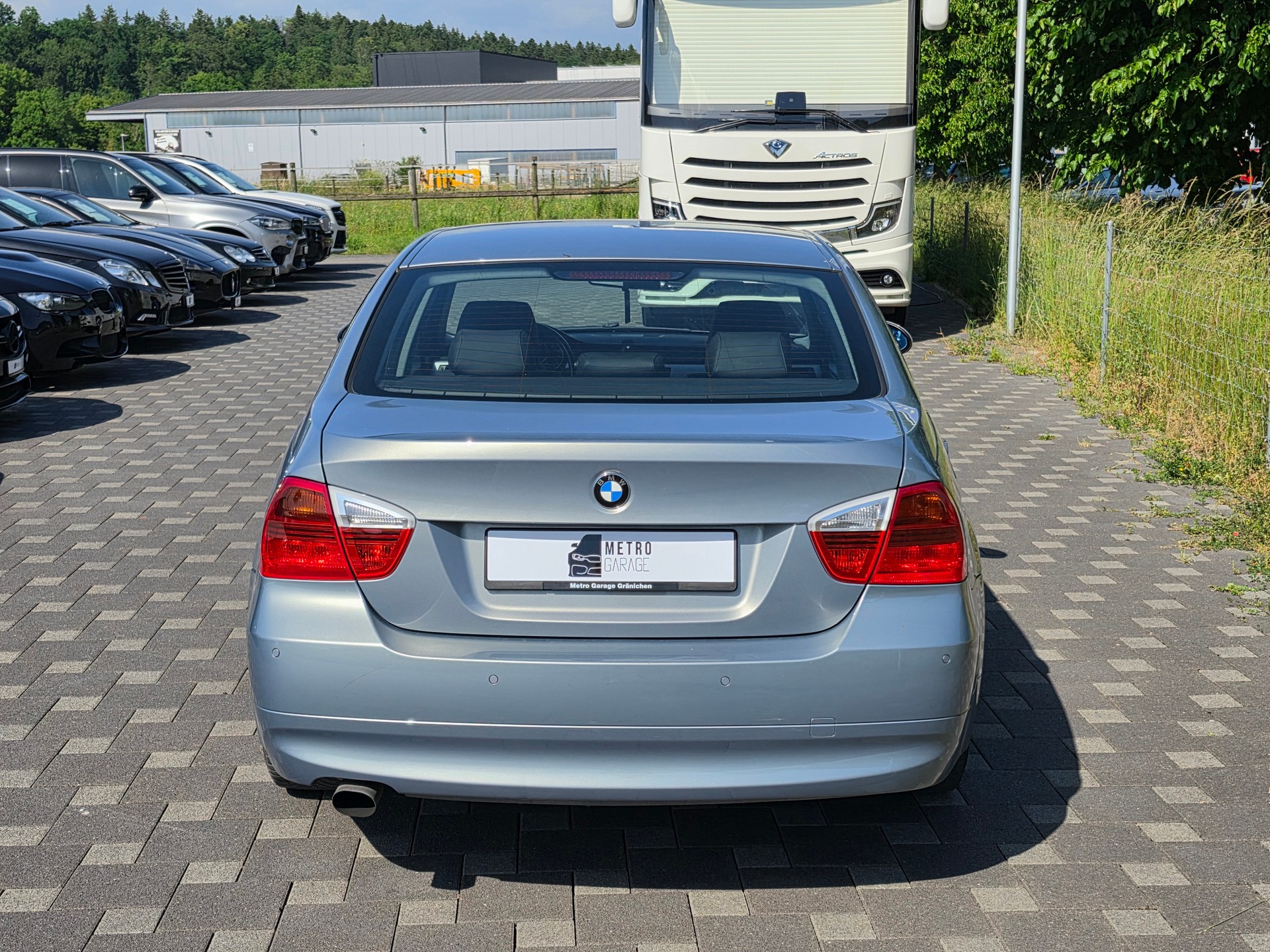 BMW 320i-image-3