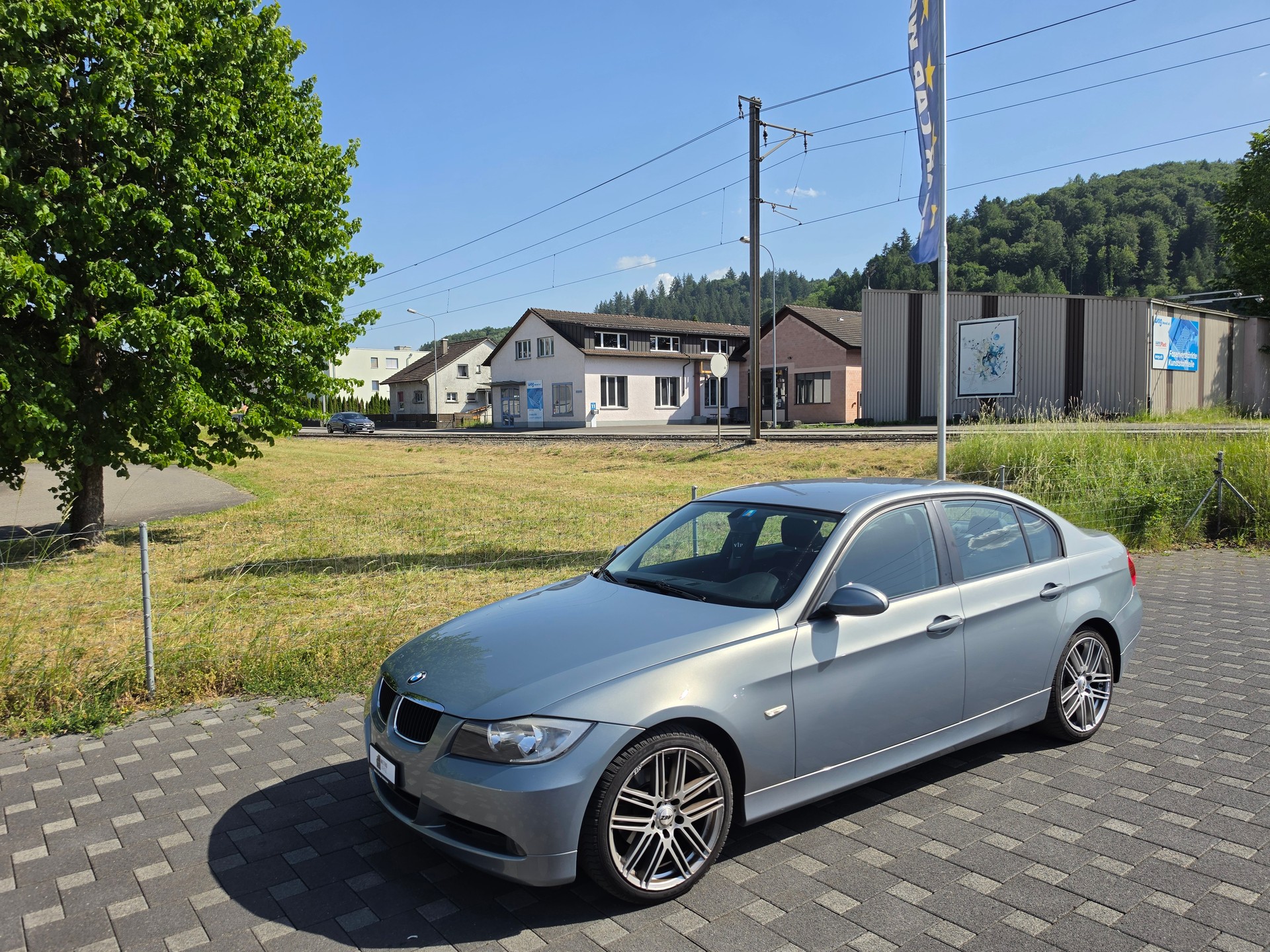 BMW 320i-image-0