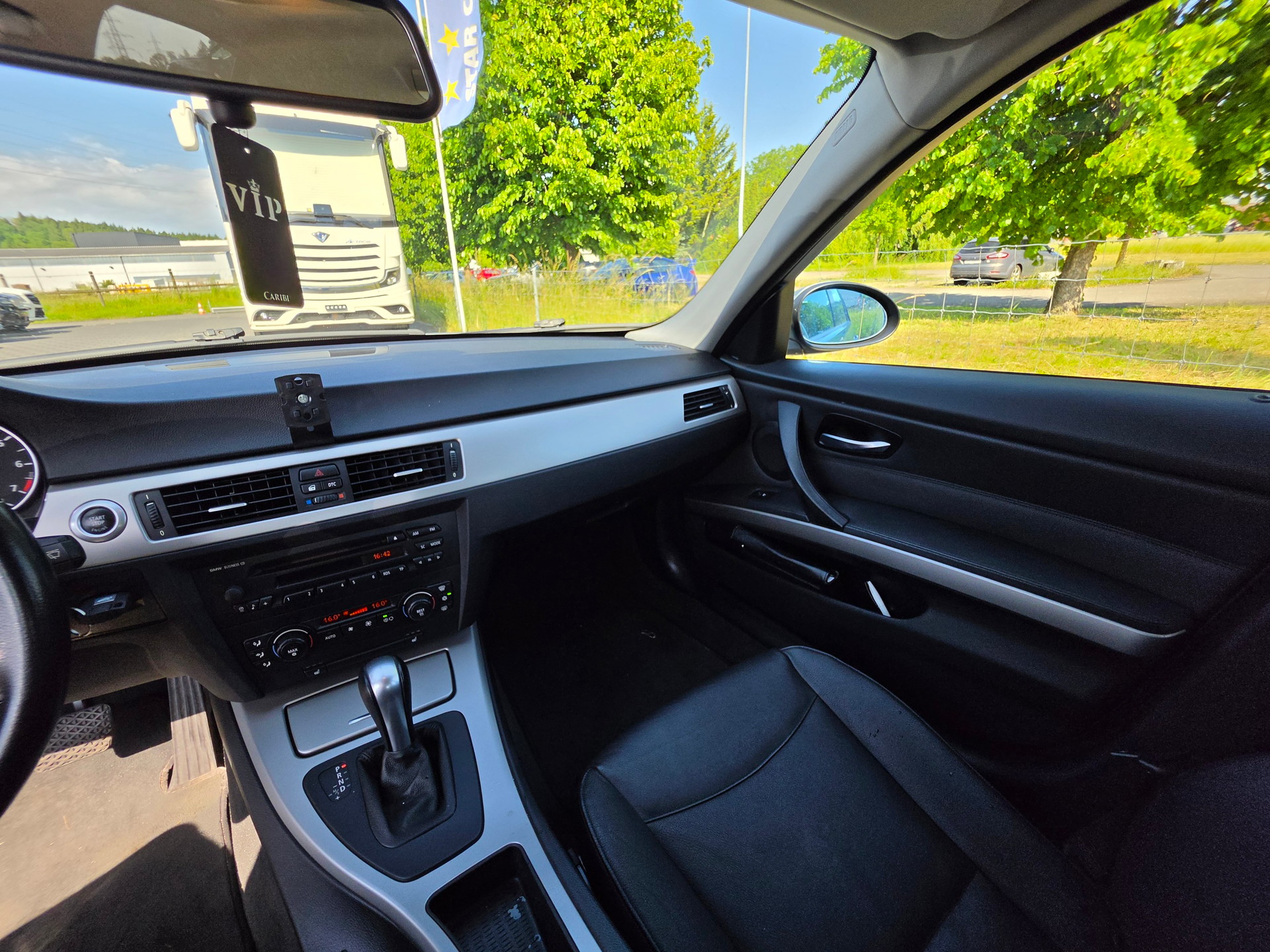 BMW 320i-image-9