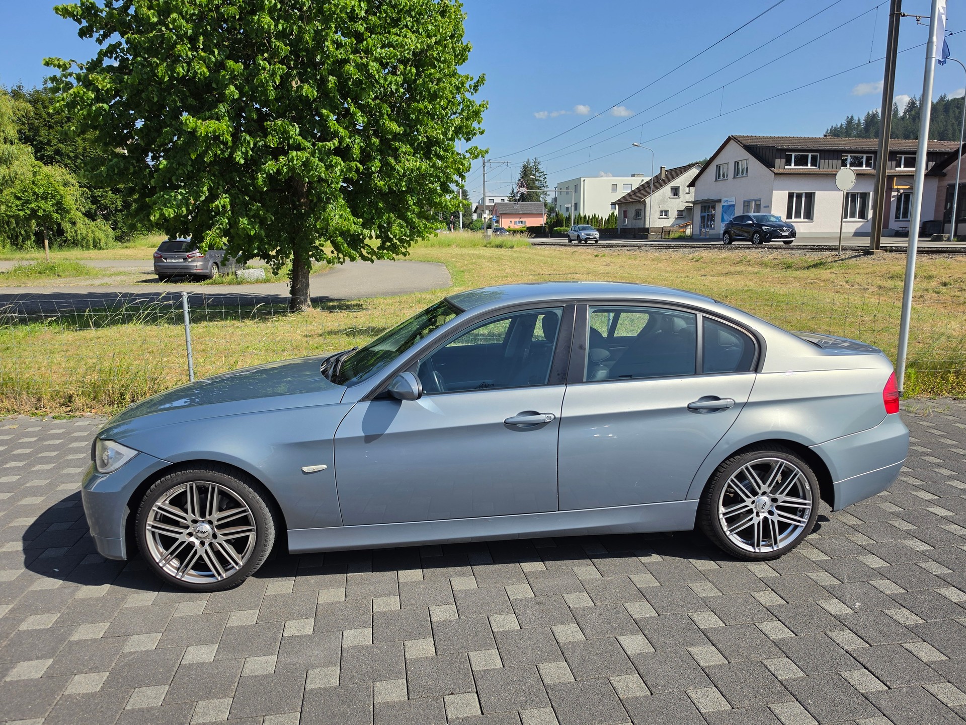 BMW 320i-image-1