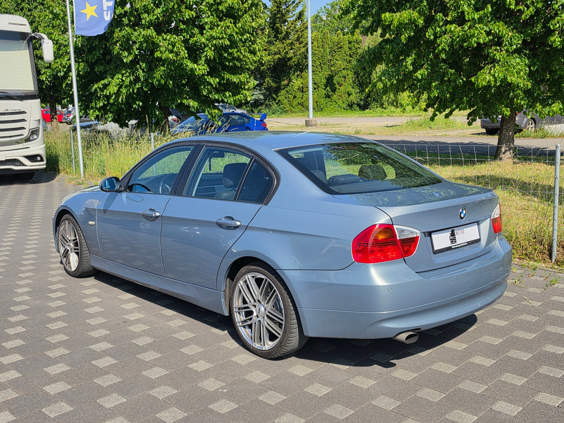 BMW 320i-image-2
