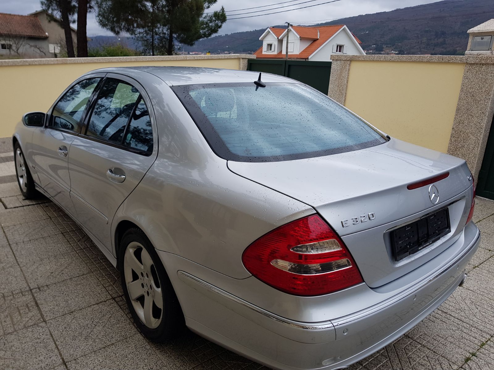 MERCEDES-BENZ E 320 CDI-image-2