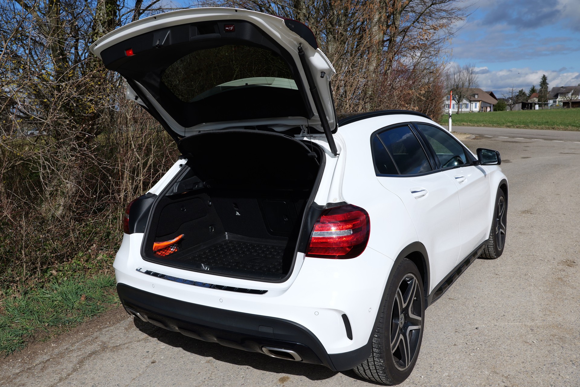 MERCEDES-BENZ GLA 220 AMG Line 4m-image-3