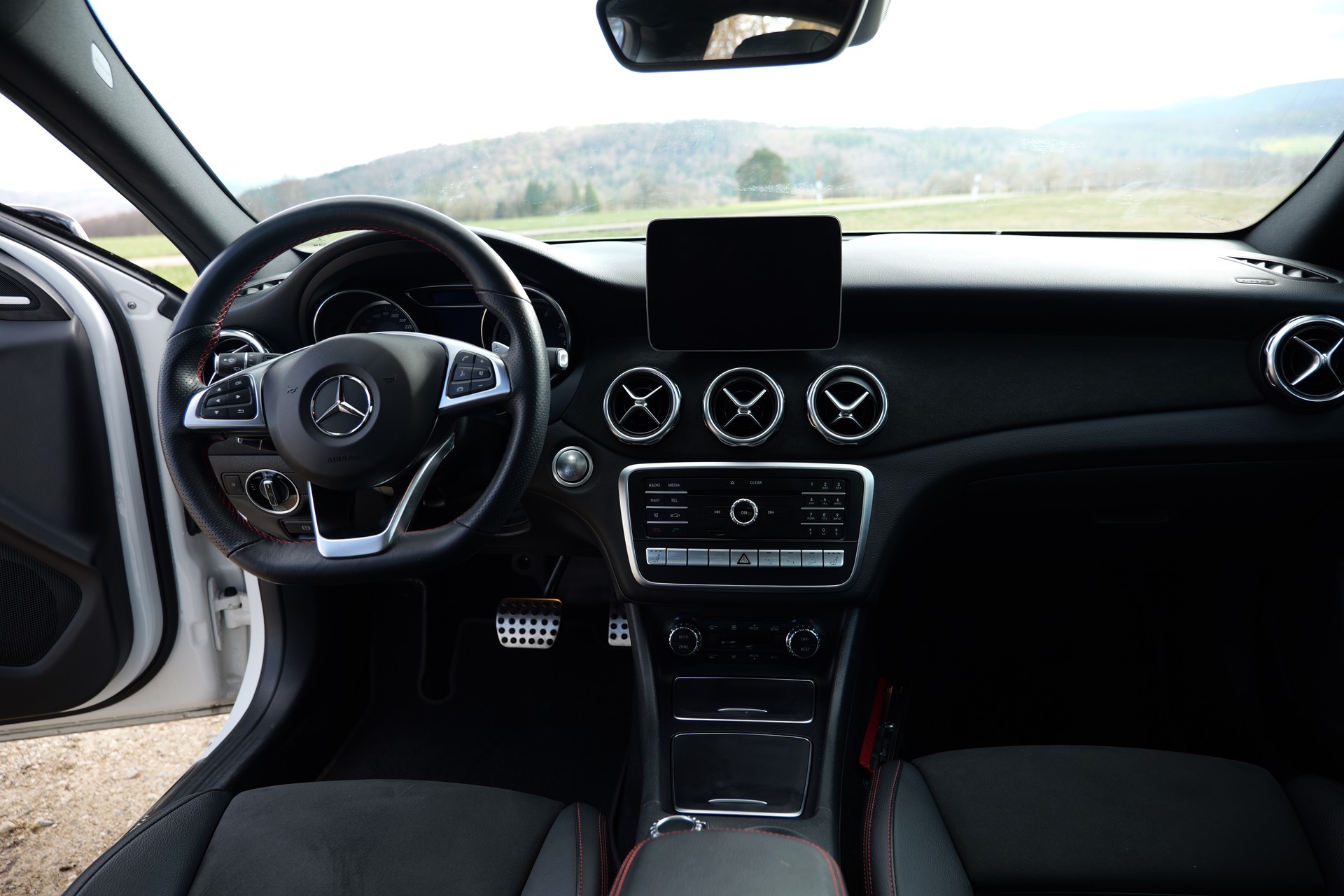 MERCEDES-BENZ GLA 220 AMG Line 4m-image-2