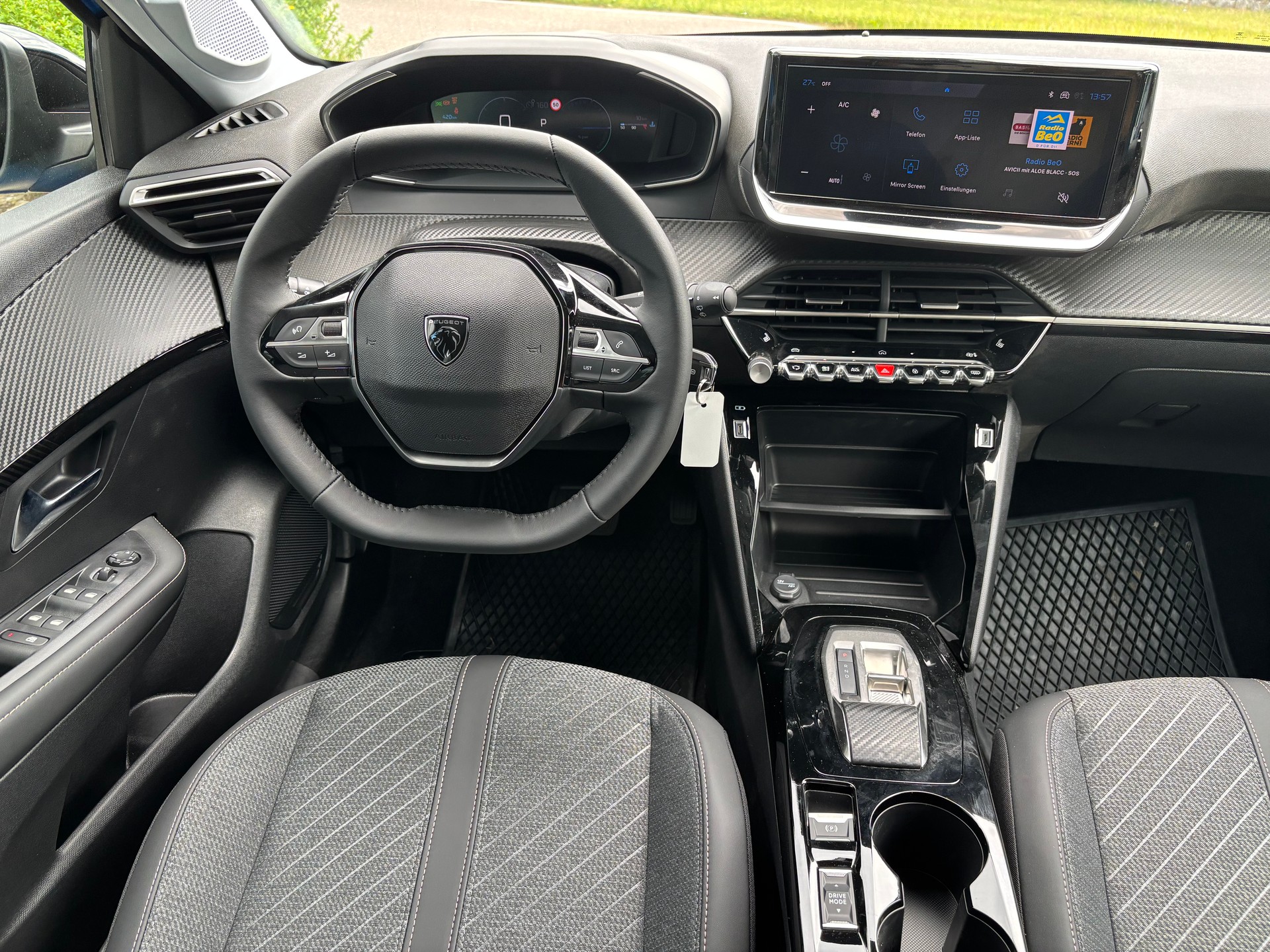 PEUGEOT 208 1.2 MHEV 110 Allure-image-9