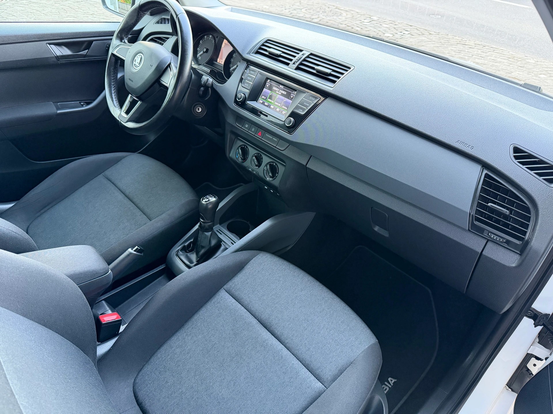 SKODA Fabia 1.0 Active / Ab MFK / Service gepflegt bei Skoda / 36 Monate Garantie exkl. / 8 Fach / Klima / DAB-image-11