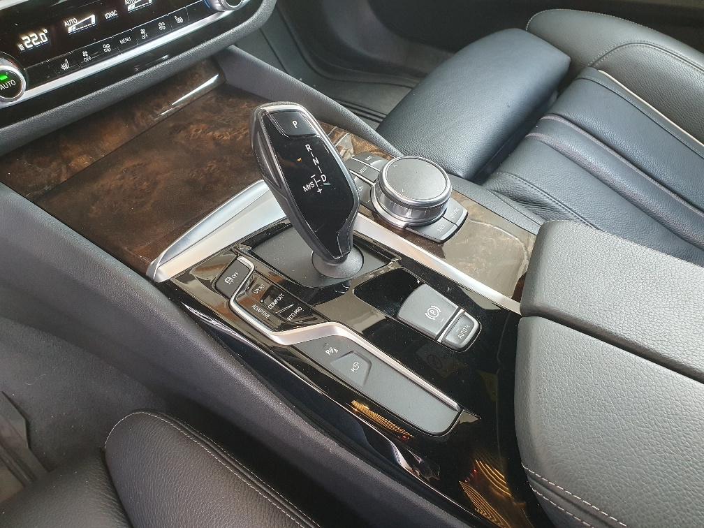 BMW 540i xDrive Touring Sport Line Steptronic-image-8