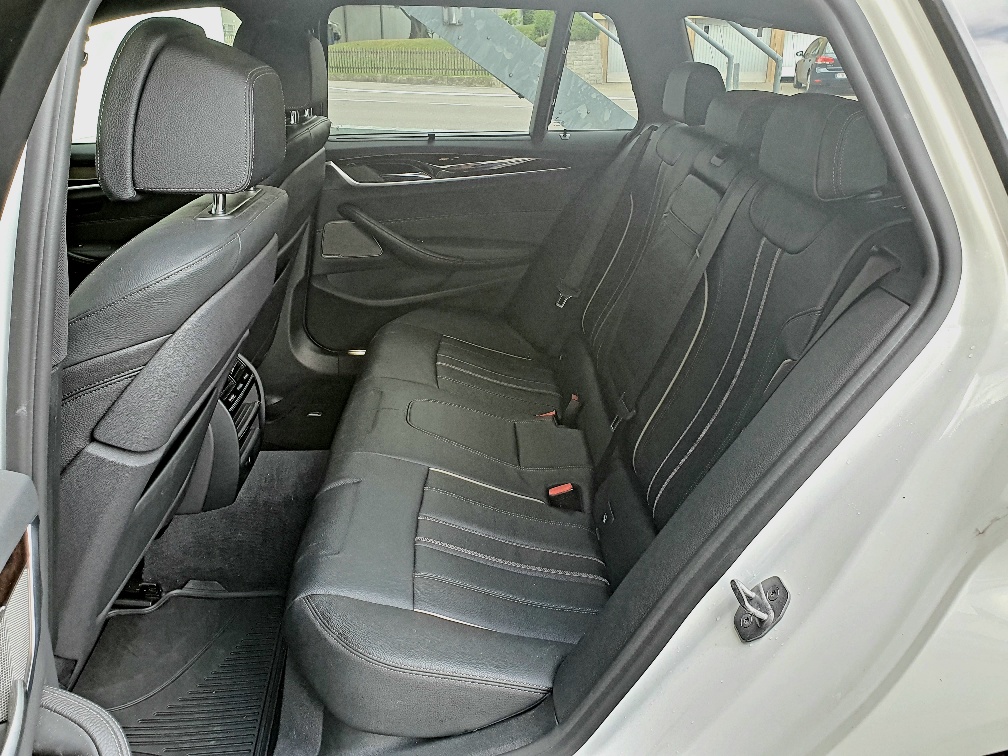 BMW 540i xDrive Touring Sport Line Steptronic-image-18