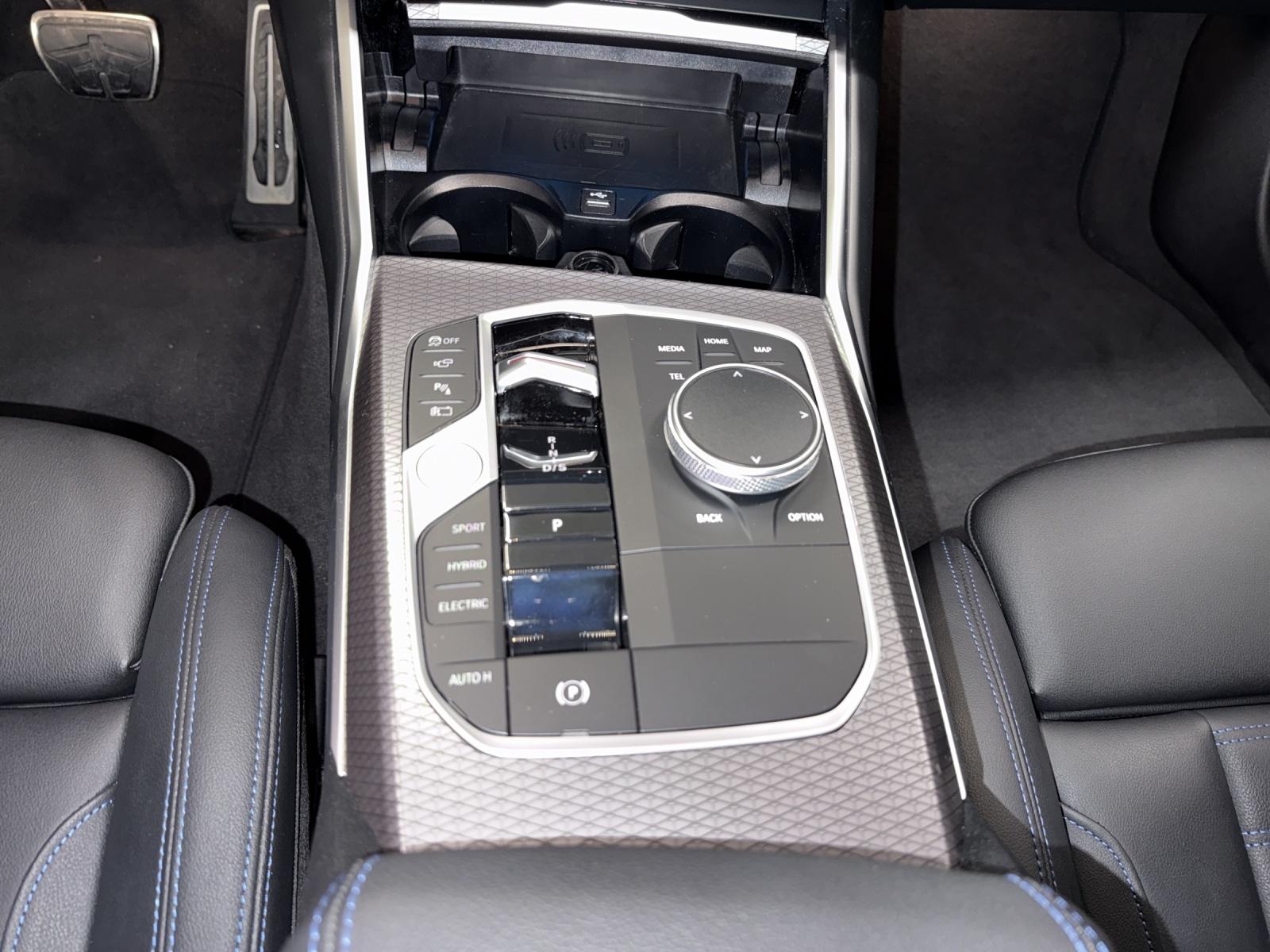 BMW 330e xDrive Touring M Sport-image-16
