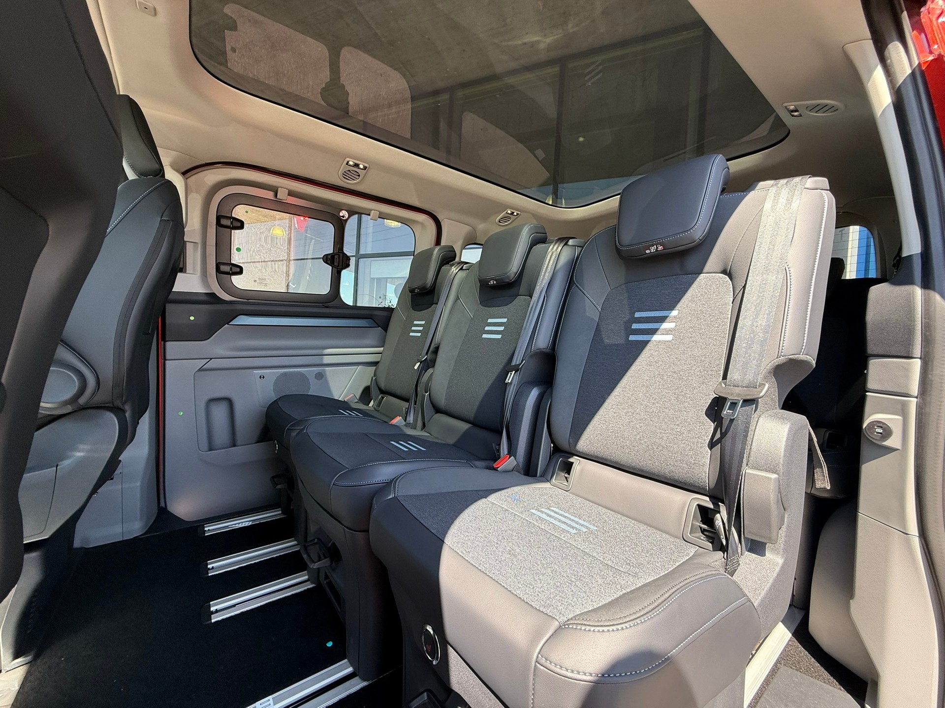 FORD Tourneo Bus 340 L1H1 65kWh Active - Spezialpreis NUR GÜLTIG MIT FORD VERSICHERUNG!-image-7
