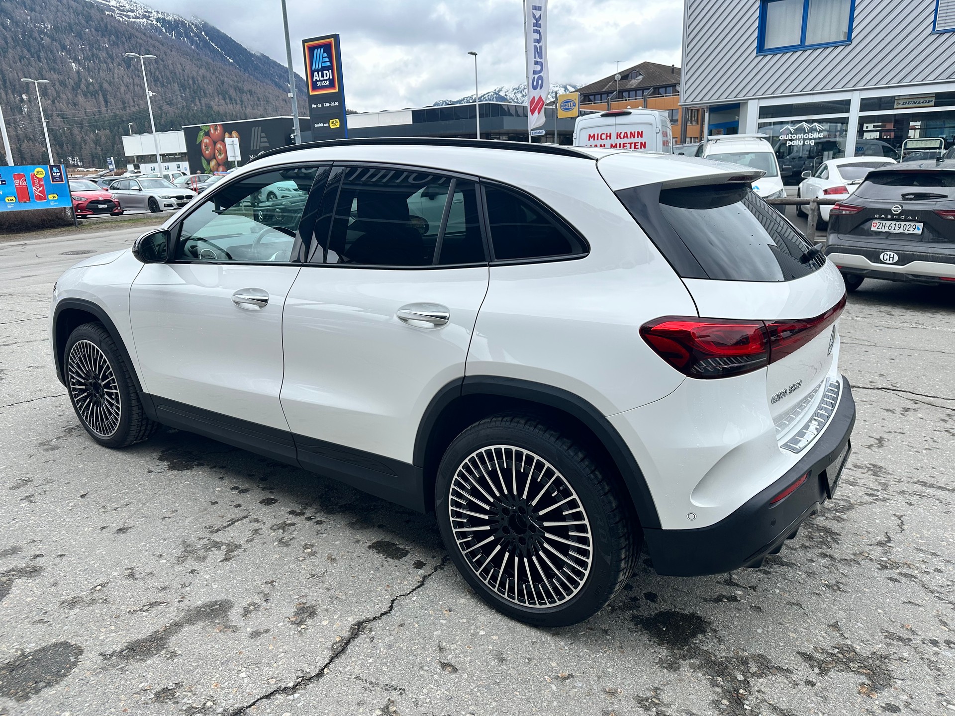 MERCEDES-BENZ EQA 350 Swiss Star AMG Line 4matic-image-7