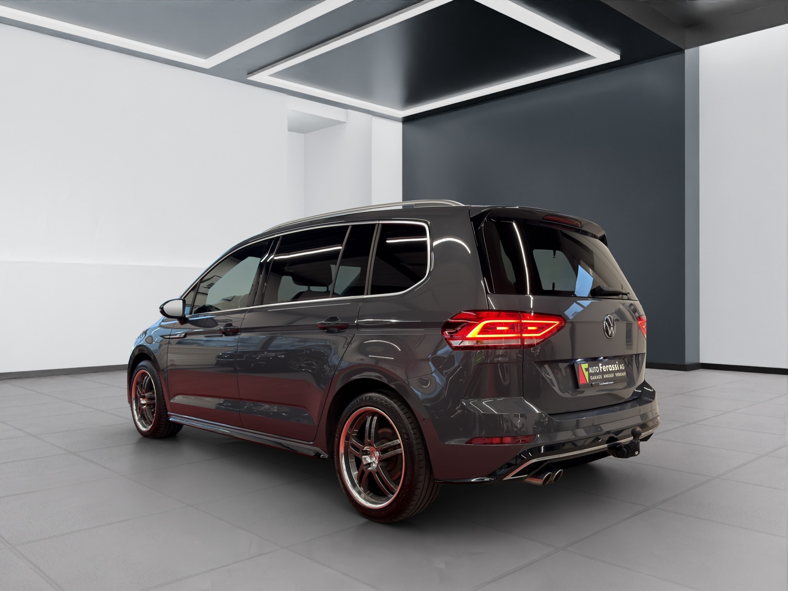 VW Touran 2.0 TDI BlueMotion Technology Highline R-Line DSG-image-3