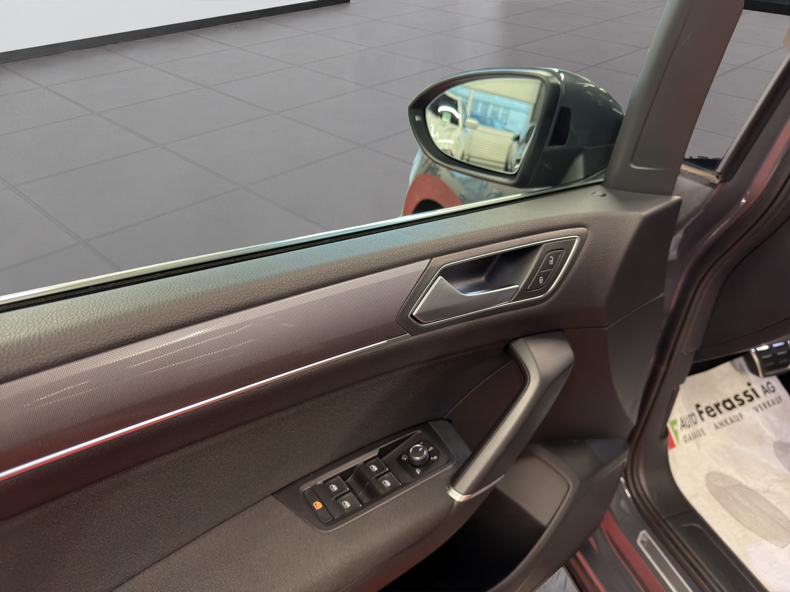 VW Touran 2.0 TDI BlueMotion Technology Highline R-Line DSG-image-16
